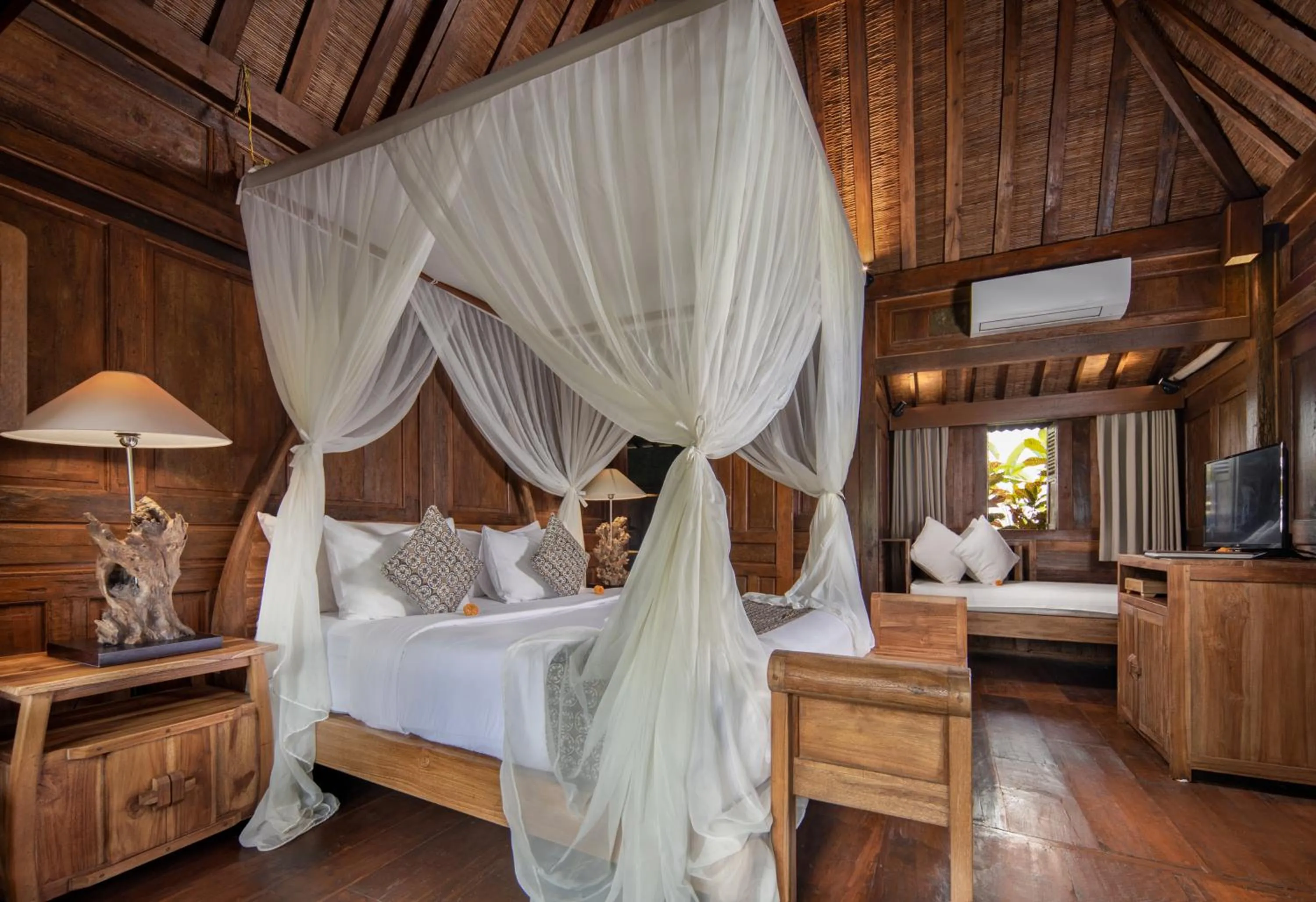 Bed in Madani Antique Villas