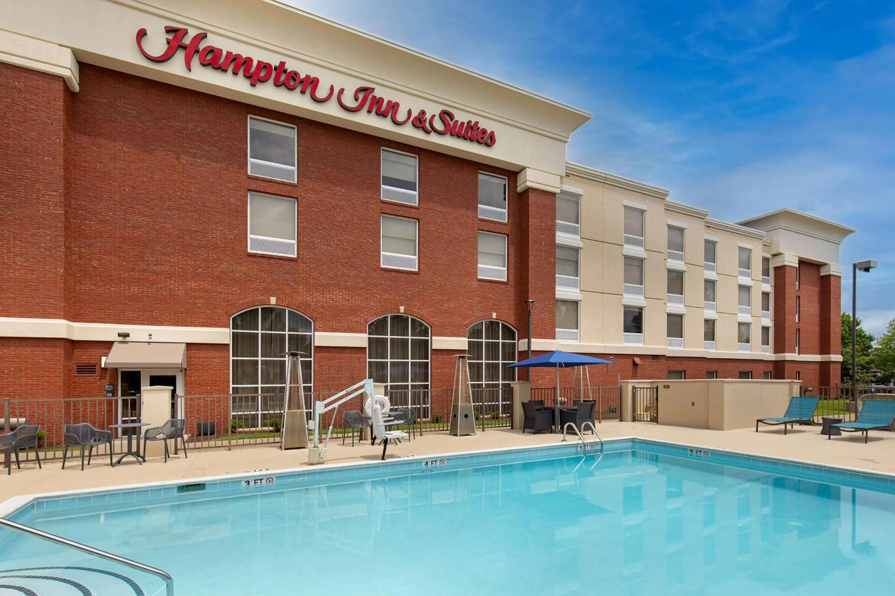 Pool view in Hampton Inn & Suites Murfreesboro