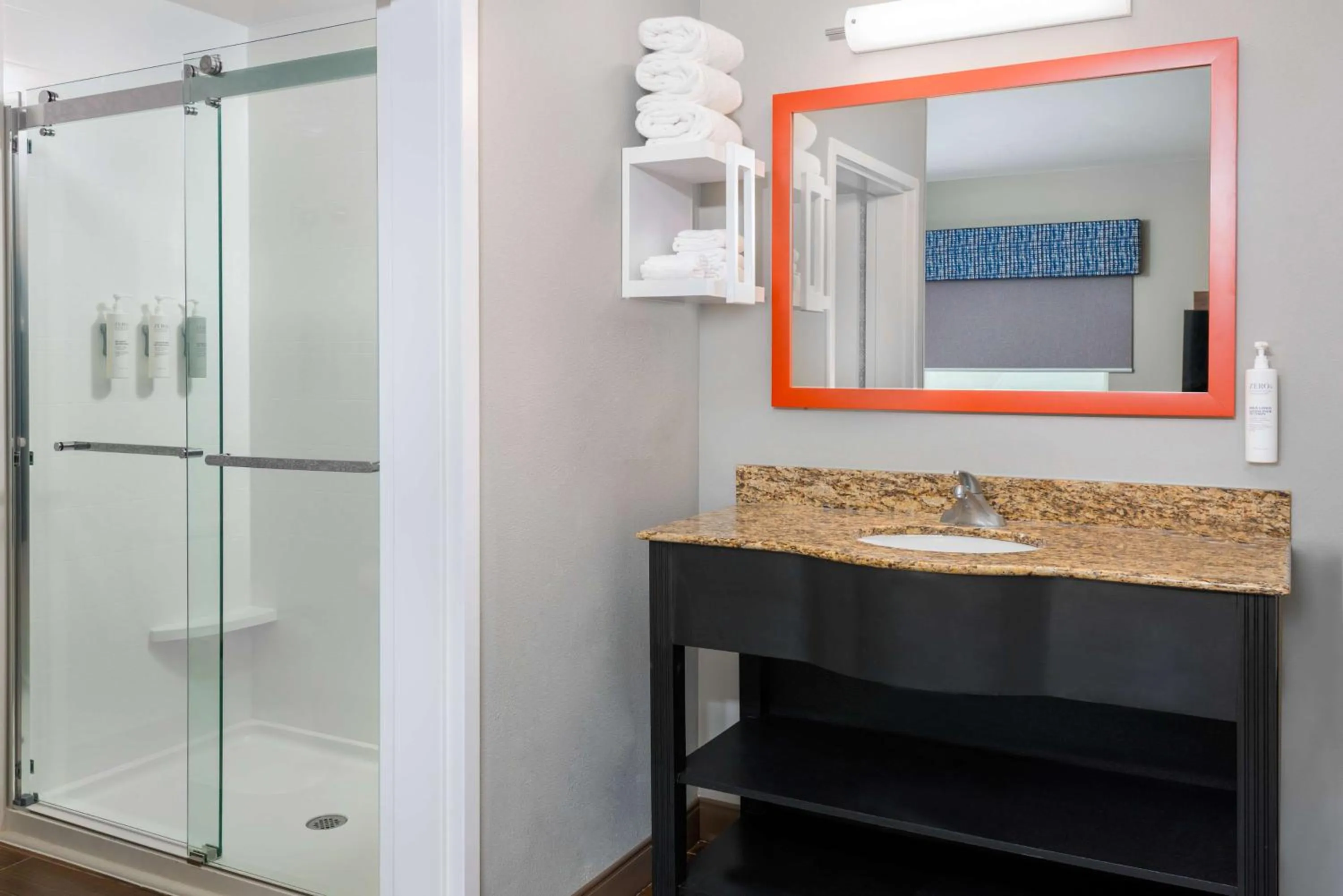 Shower in Hampton Inn & Suites Murfreesboro