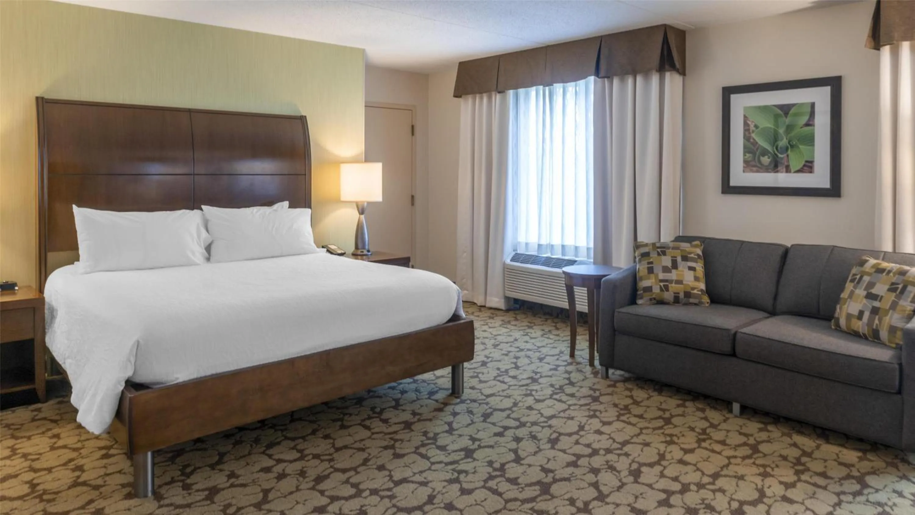 Living room, Bed in Hilton Garden Inn Plymouth