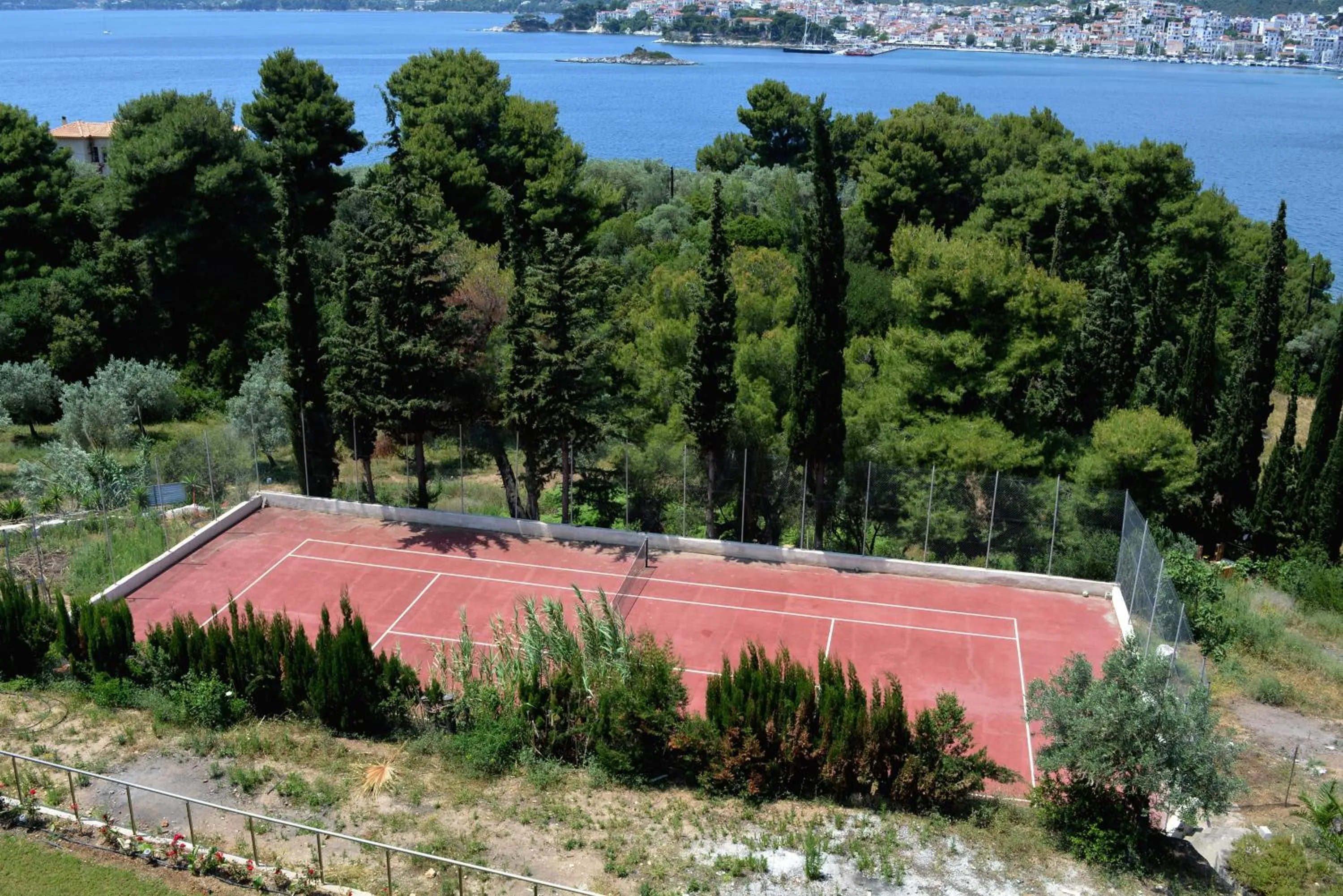 Tennis court in Core Luxury Suites
