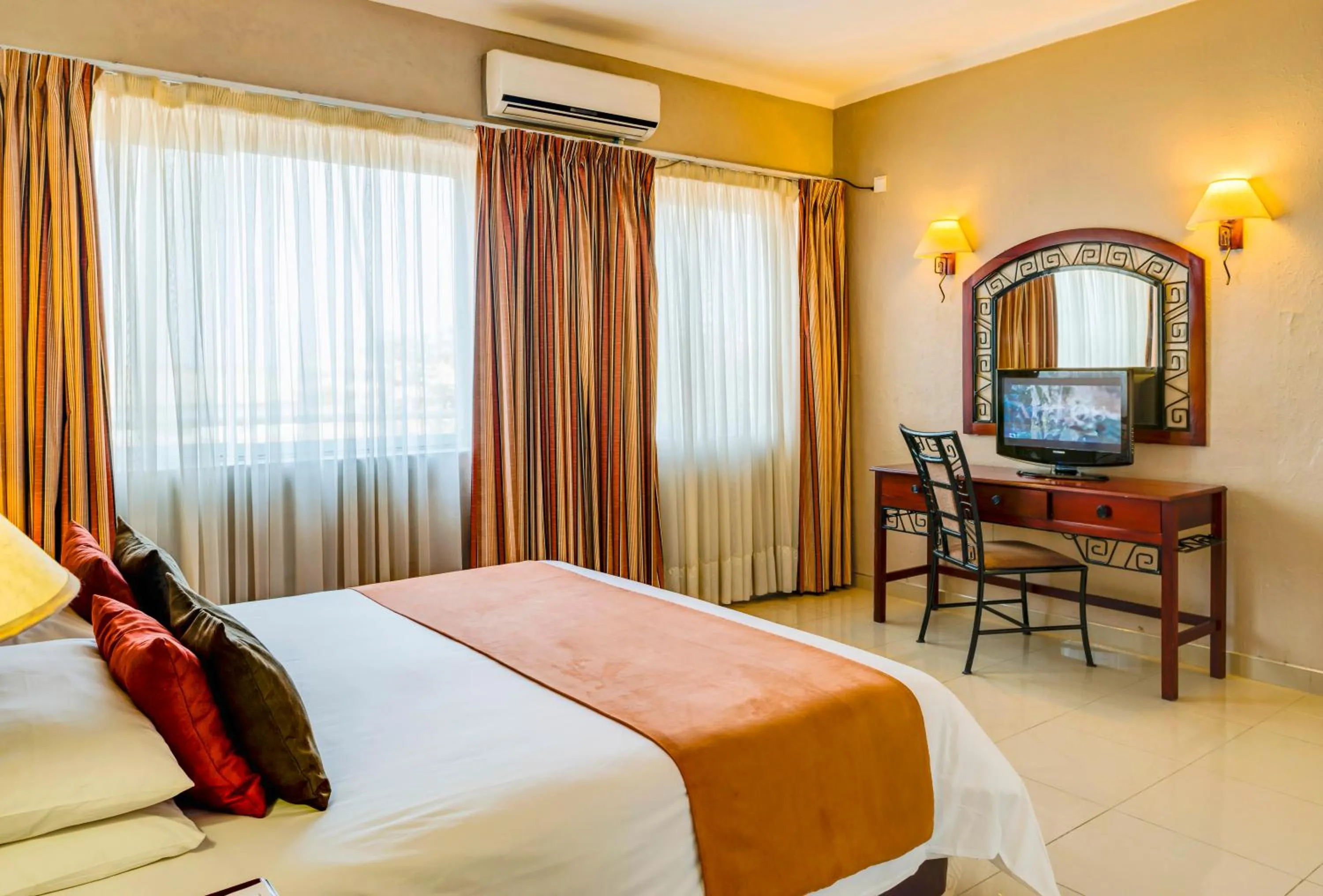 TV and multimedia, Bed in Bulawayo Rainbow Hotel