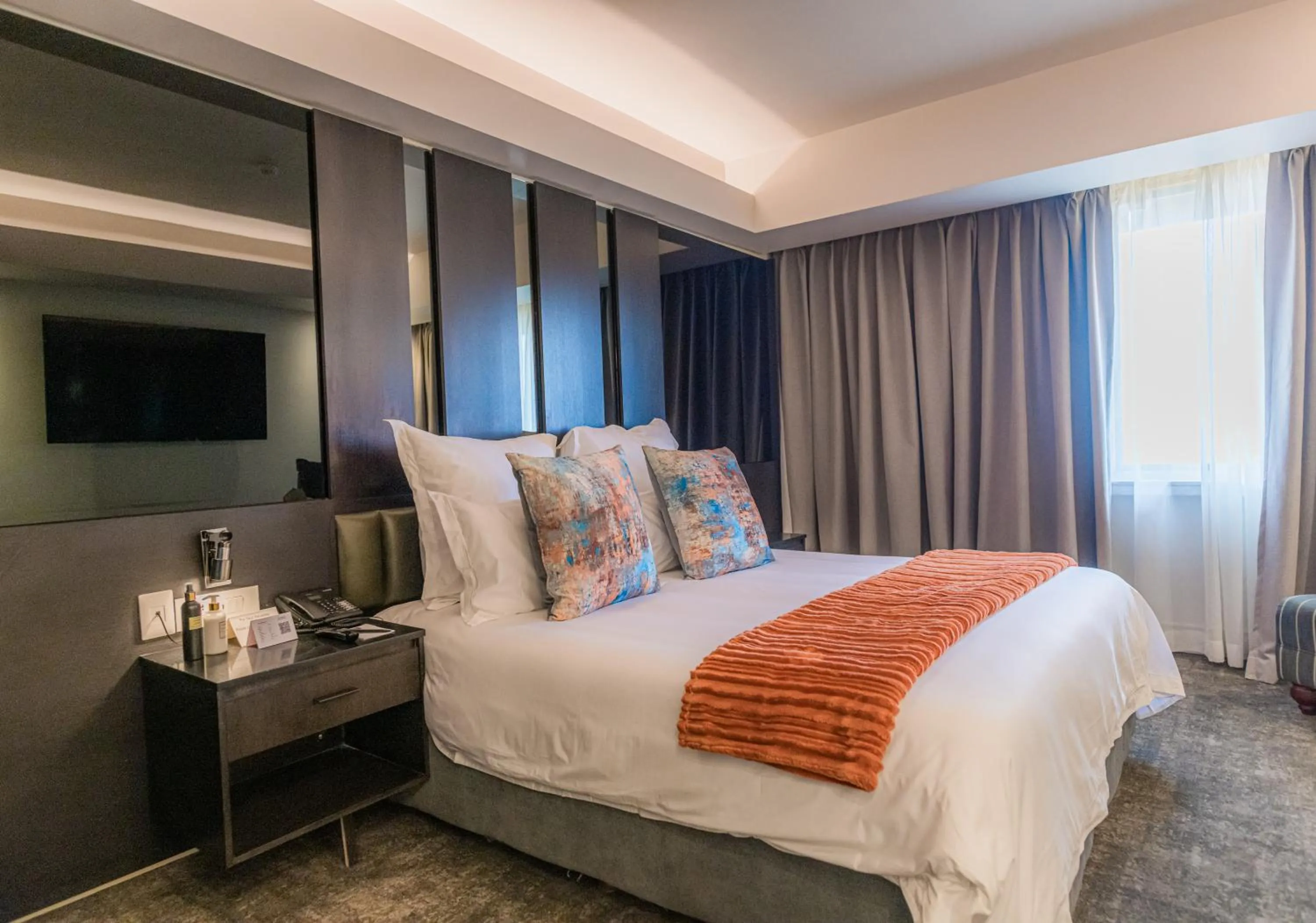 Property building, Bed in Rainbow Towers Hotel & Conference Centre