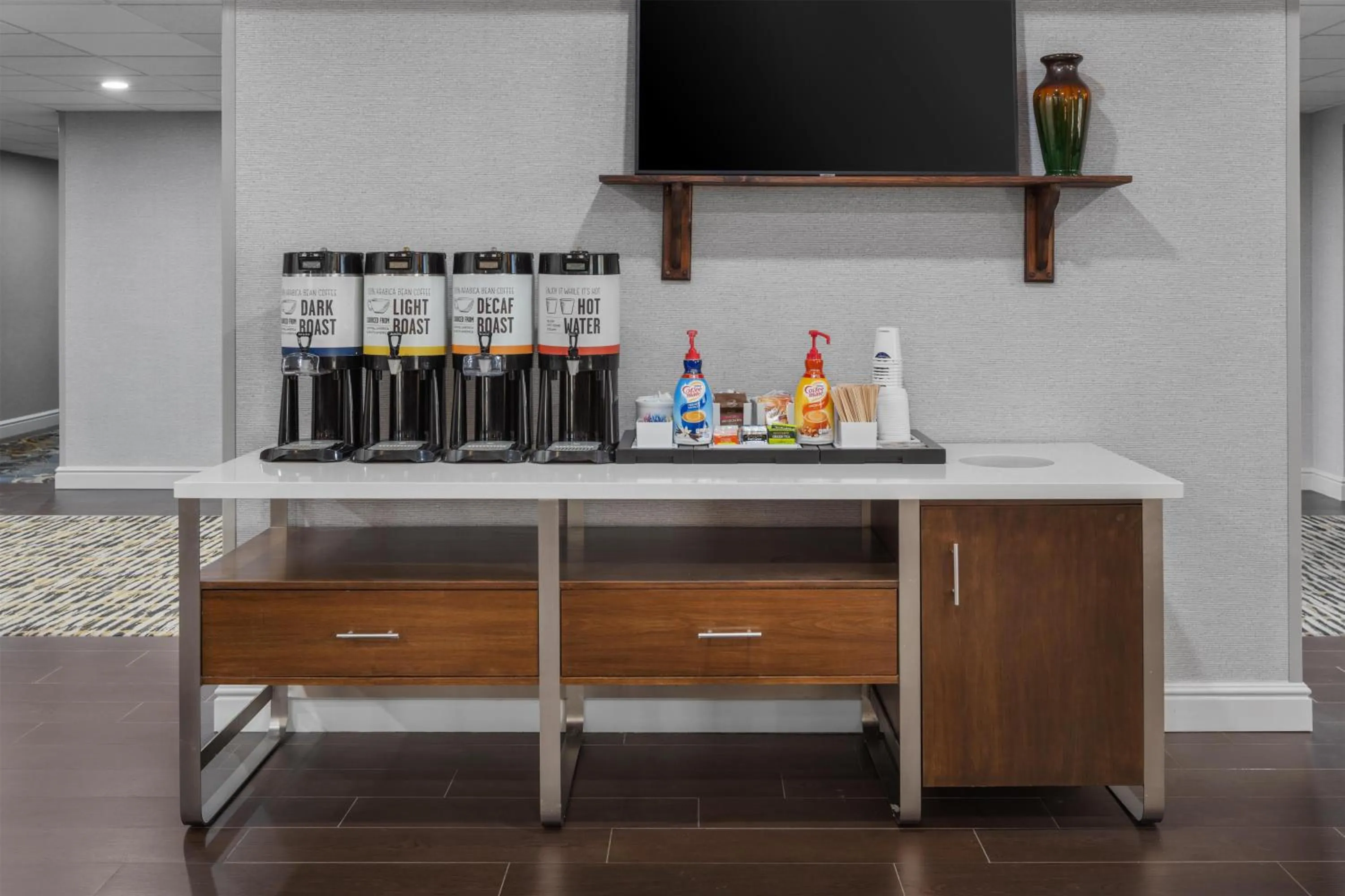 Dining area in Hampton Inn Pendleton
