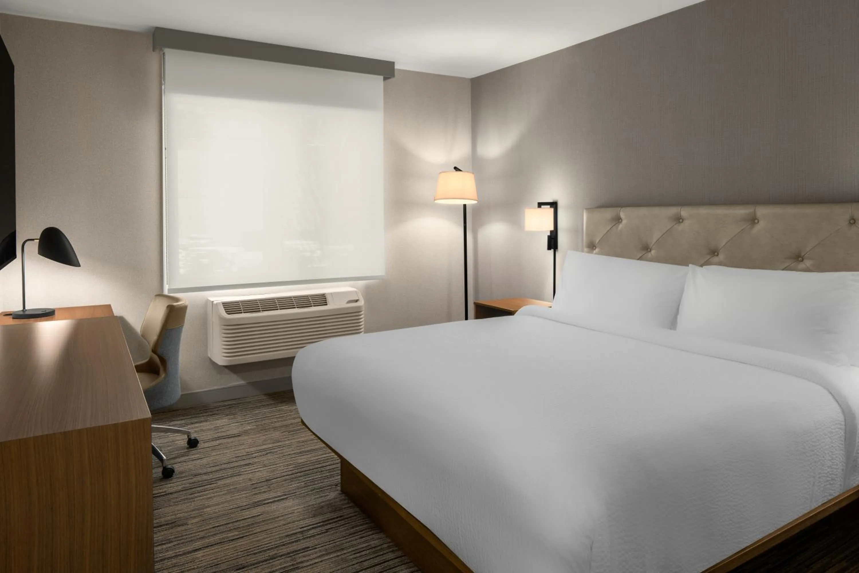 Bed in Four Points by Sheraton Downtown Seattle Center