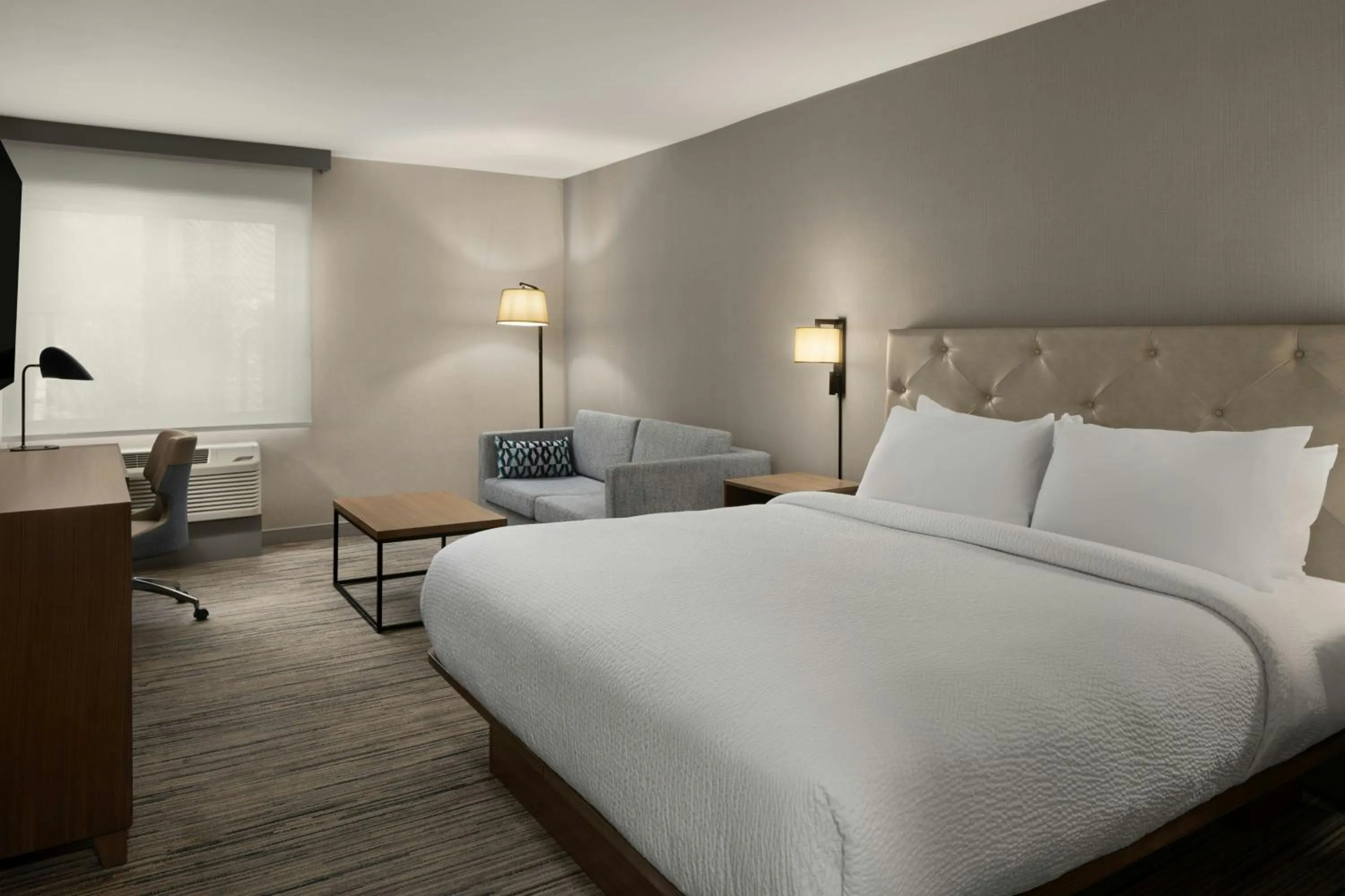 Photo of the whole room, Bed in Four Points by Sheraton Downtown Seattle Center