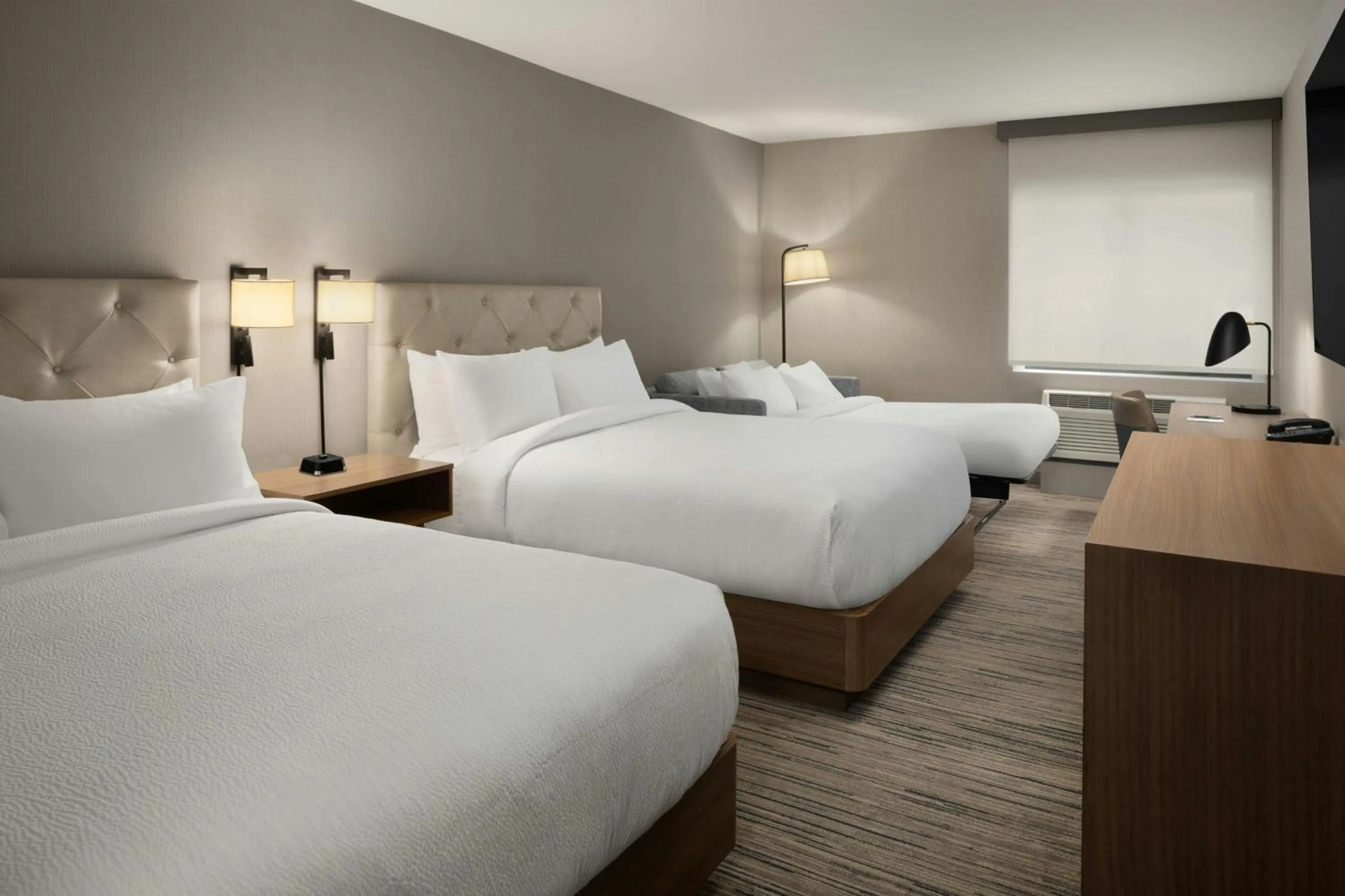 Photo of the whole room, Bed in Four Points by Sheraton Downtown Seattle Center