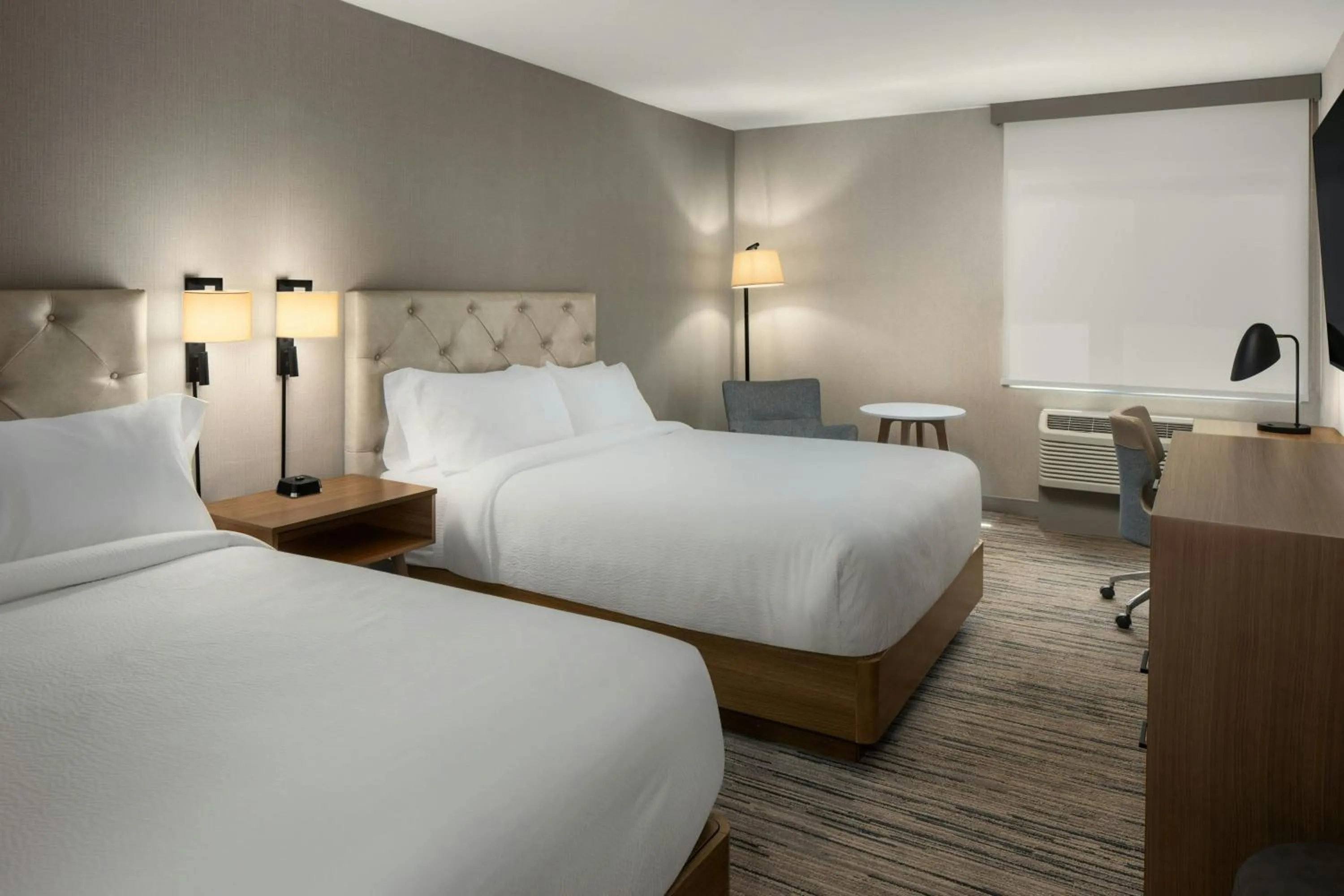 Photo of the whole room, Bed in Four Points by Sheraton Downtown Seattle Center