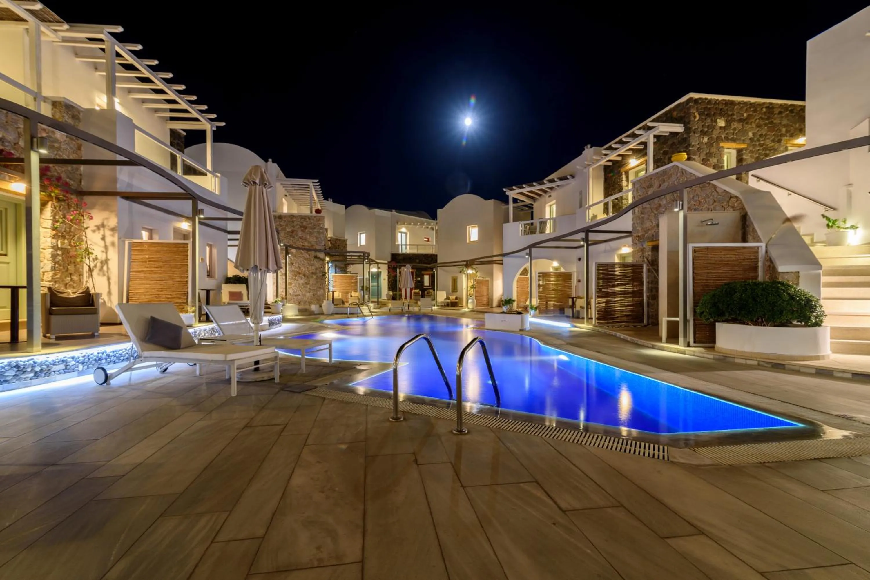 Swimming pool in La Mer Deluxe Hotel & Spa