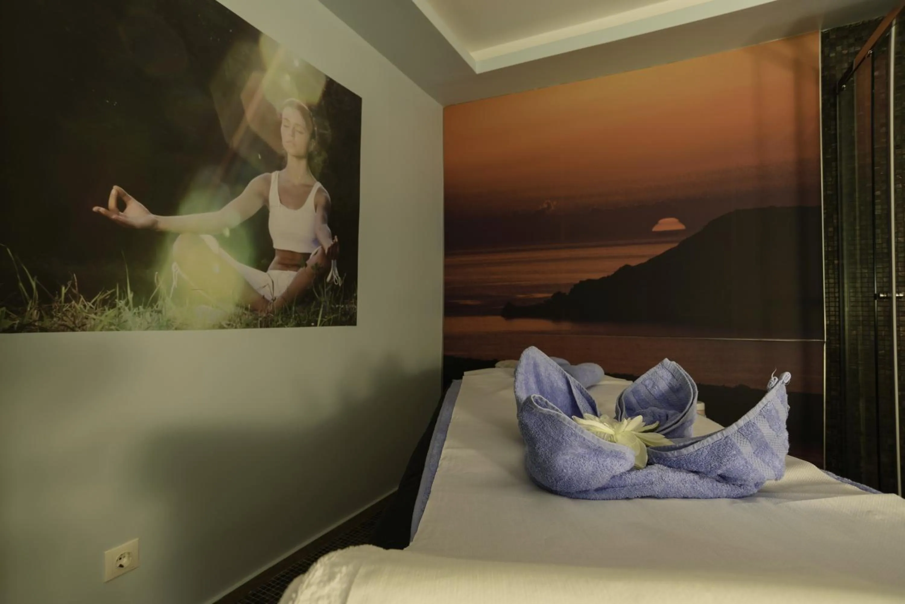 Massage, Bed in La Mer Deluxe Hotel & Spa