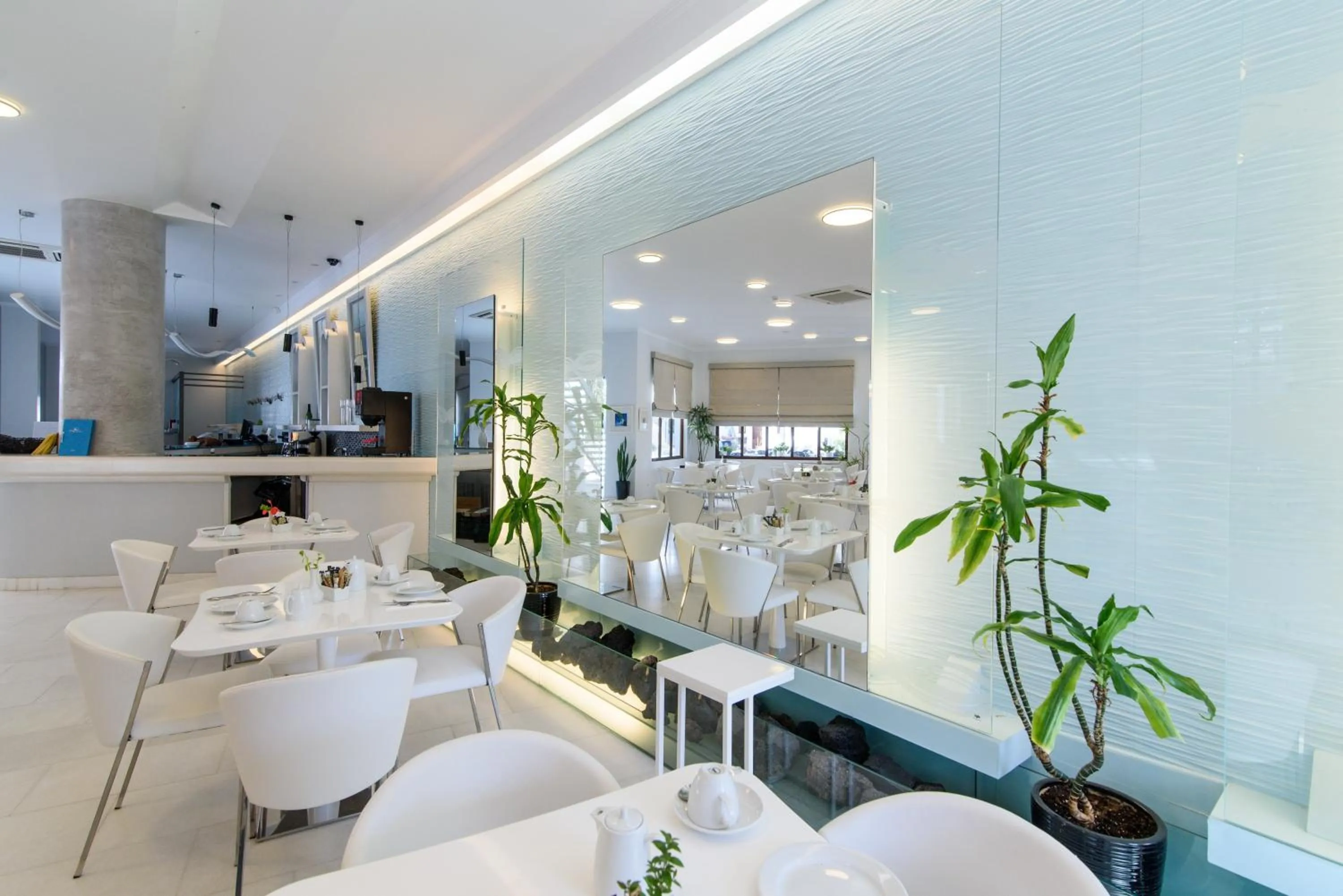 Restaurant/places to eat in La Mer Deluxe Hotel & Spa