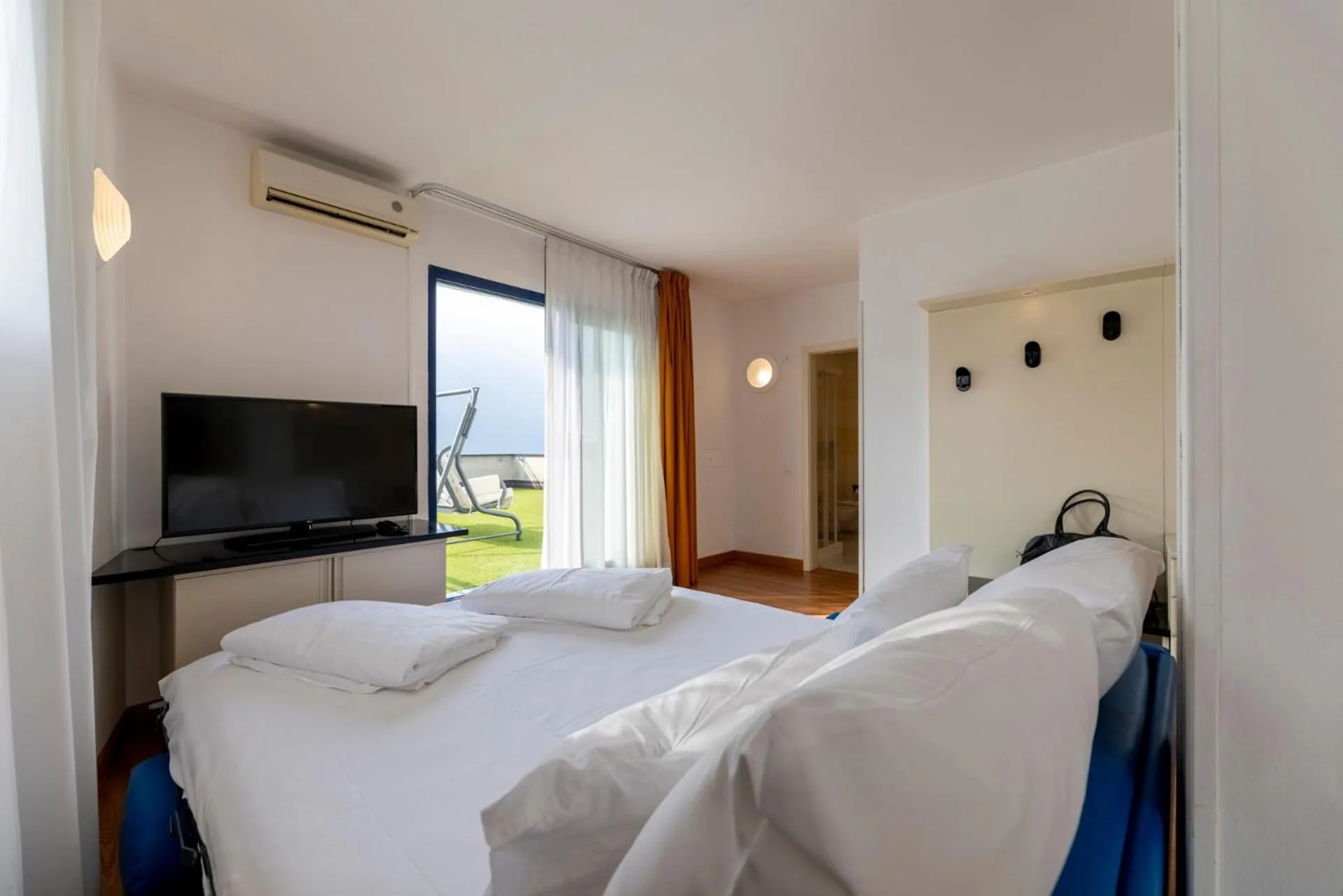 Bedroom, Bed in Hi Hotels Riva del Garda