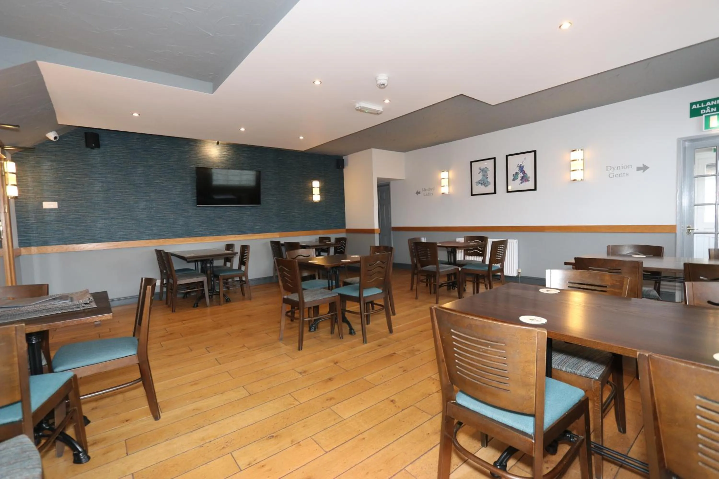 Communal lounge/ TV room in Gwesty Nanhoron Arms Hotel