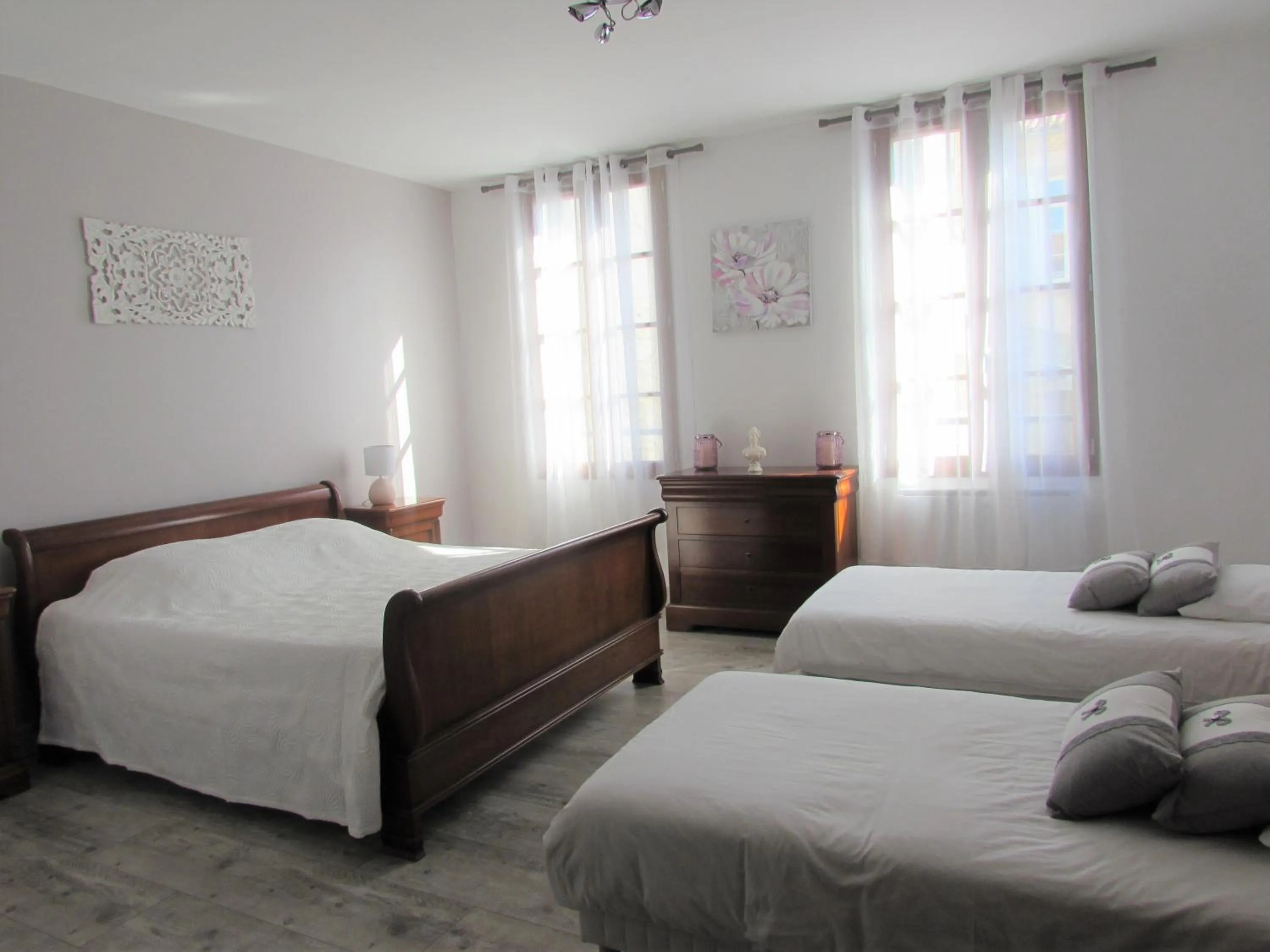 Photo of the whole room, Bed in Les Balcons du Pastel