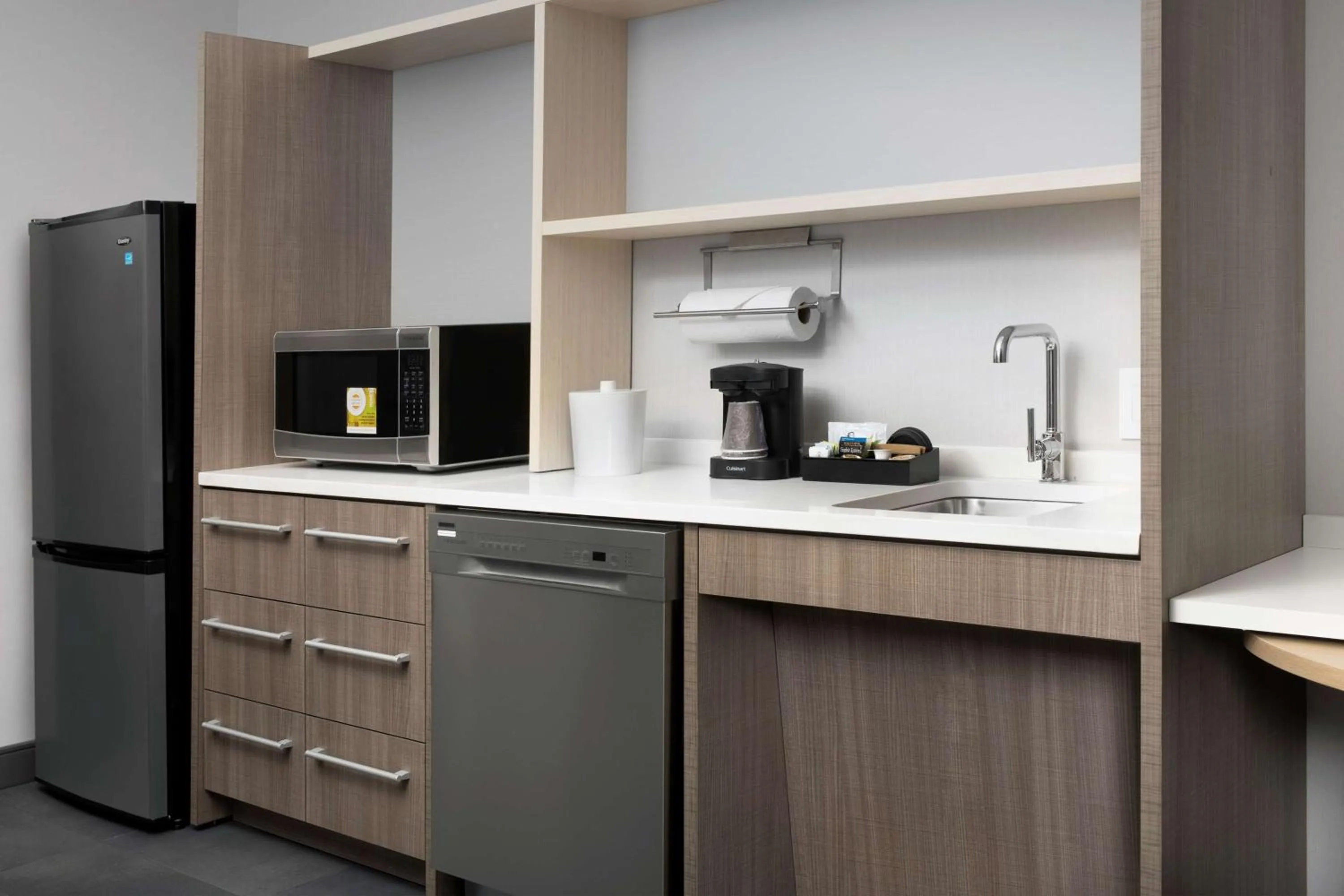 Kitchen or kitchenette in Home2 Suites by Hilton Hattiesburg