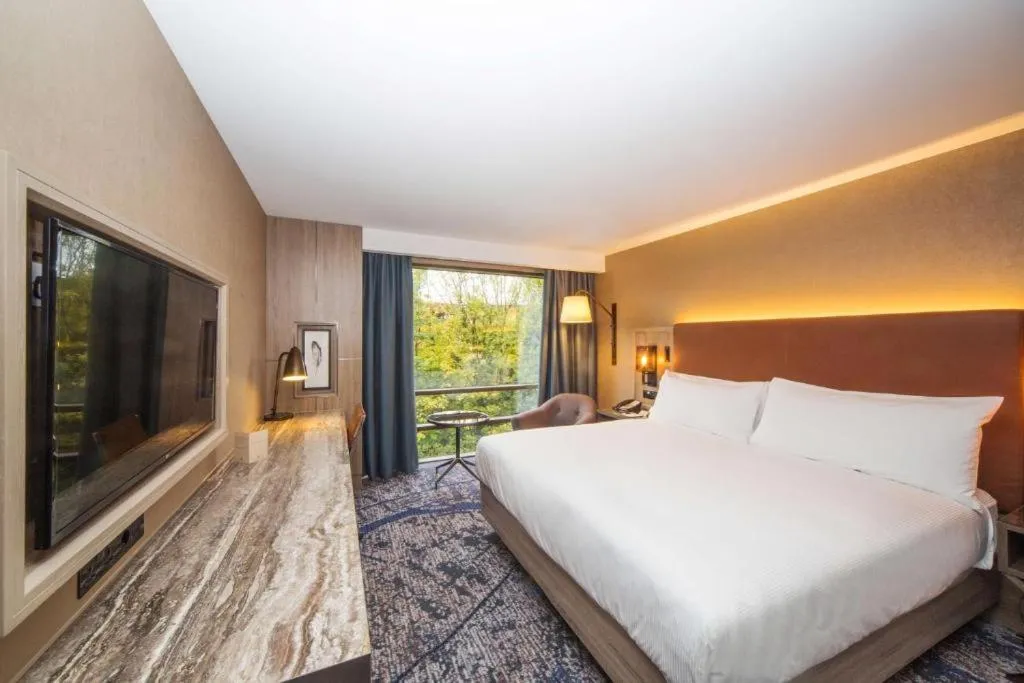 Property building, Bed in DoubleTree by Hilton London Kingston Upon Thames