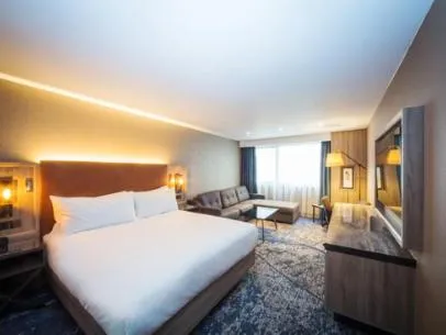 Property building, Bed in DoubleTree by Hilton London Kingston Upon Thames