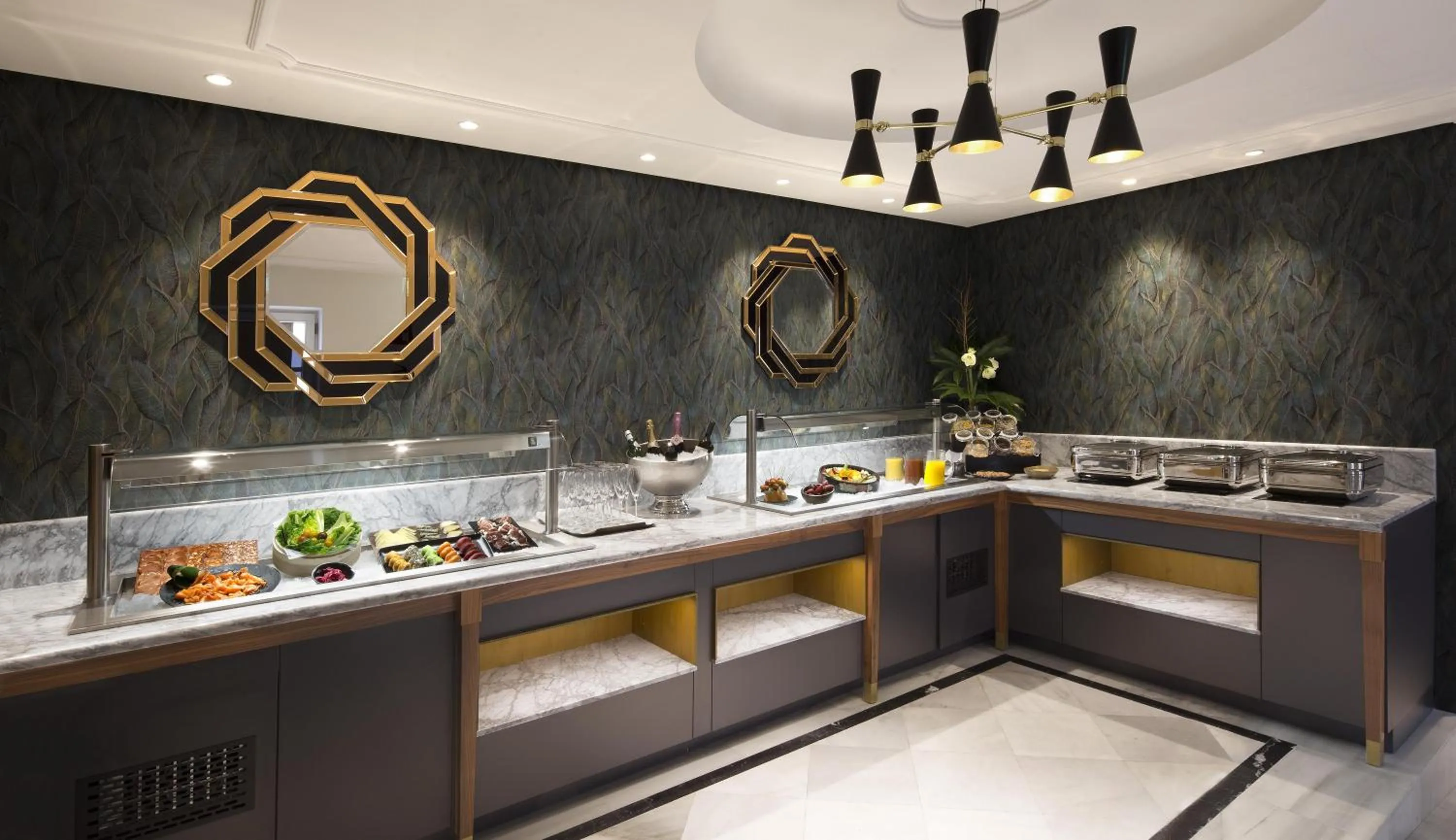 Dining area in DoubleTree by Hilton Madrid-Prado