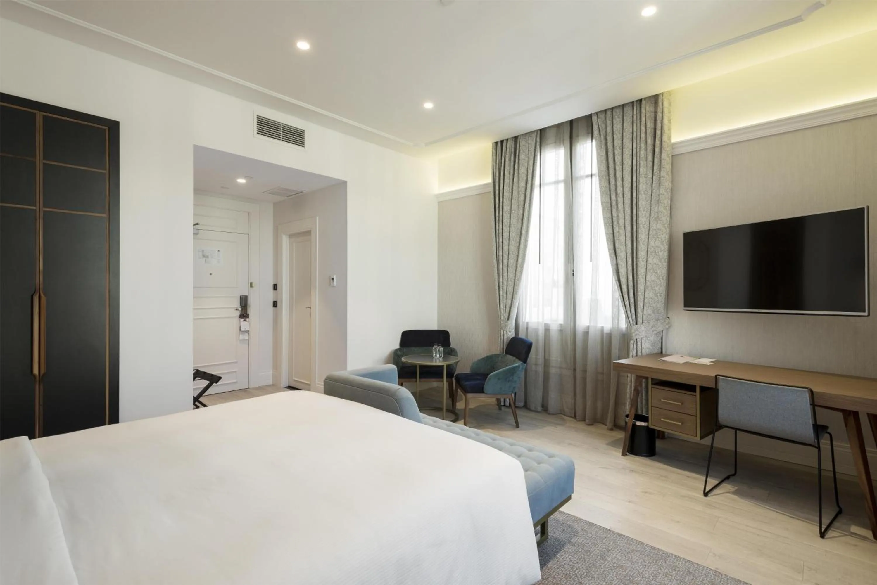 Bedroom, Bed in DoubleTree by Hilton Madrid-Prado