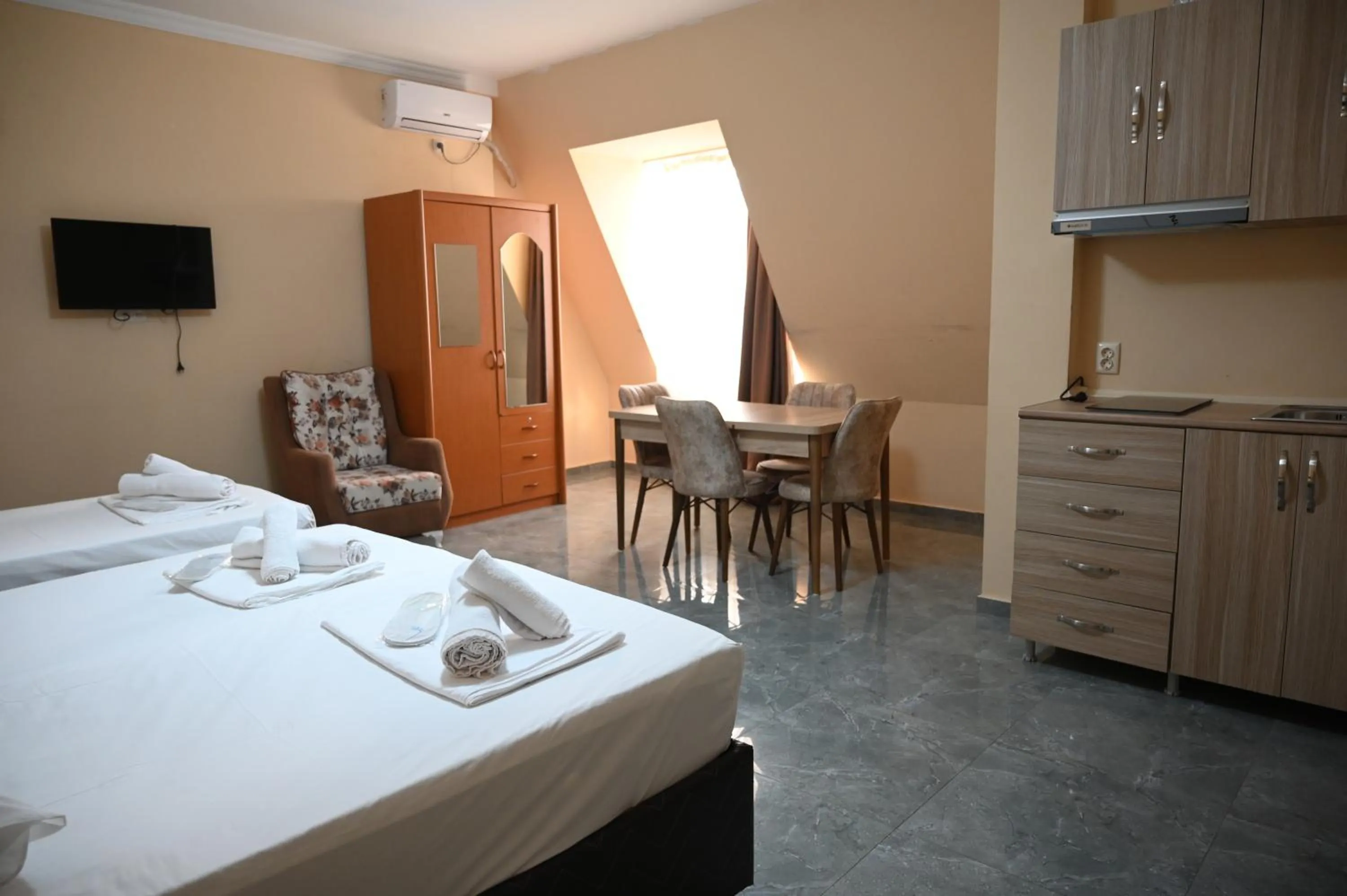 Bed in Hotel Golden House