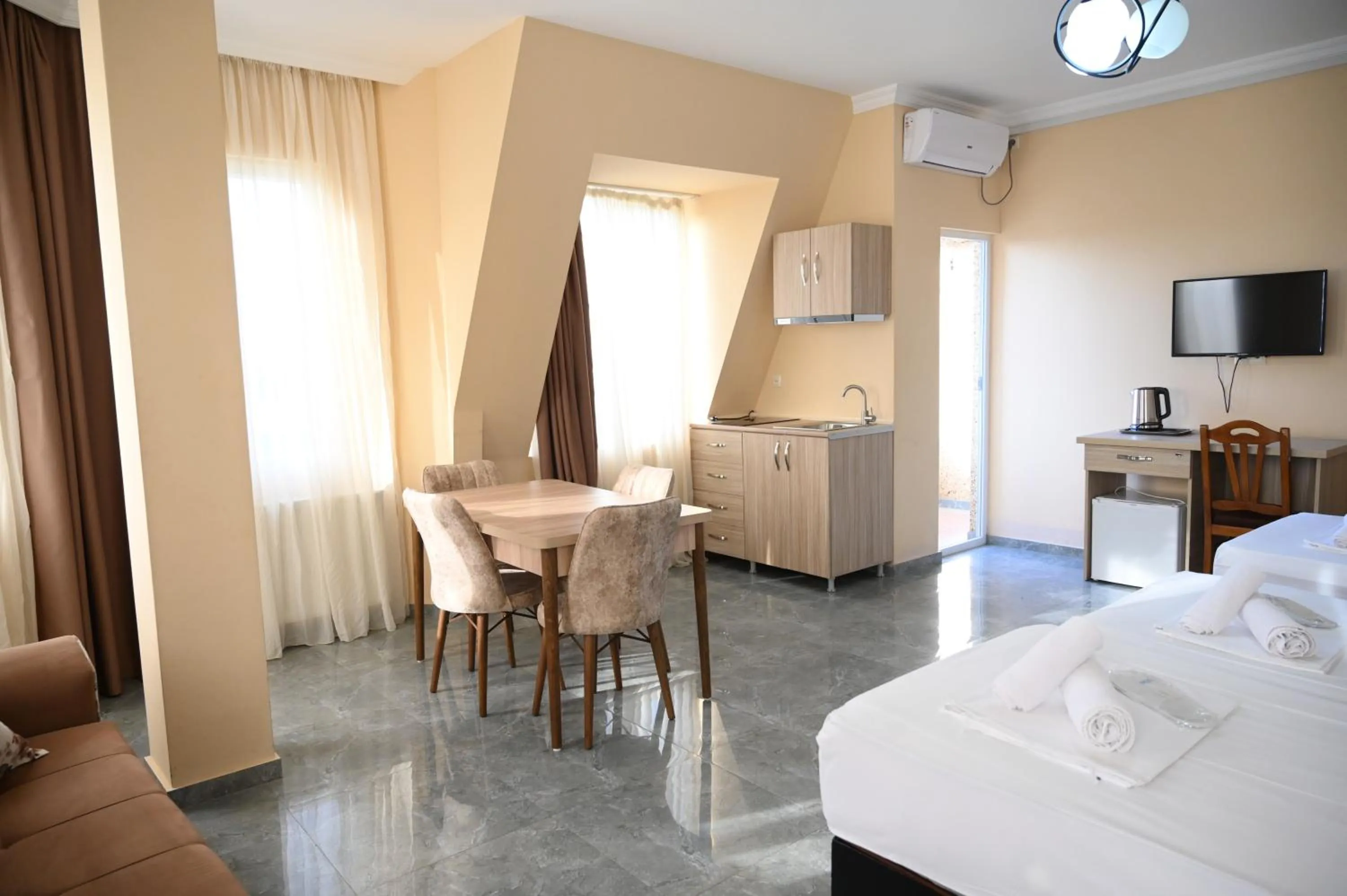 Bed in Hotel Golden House