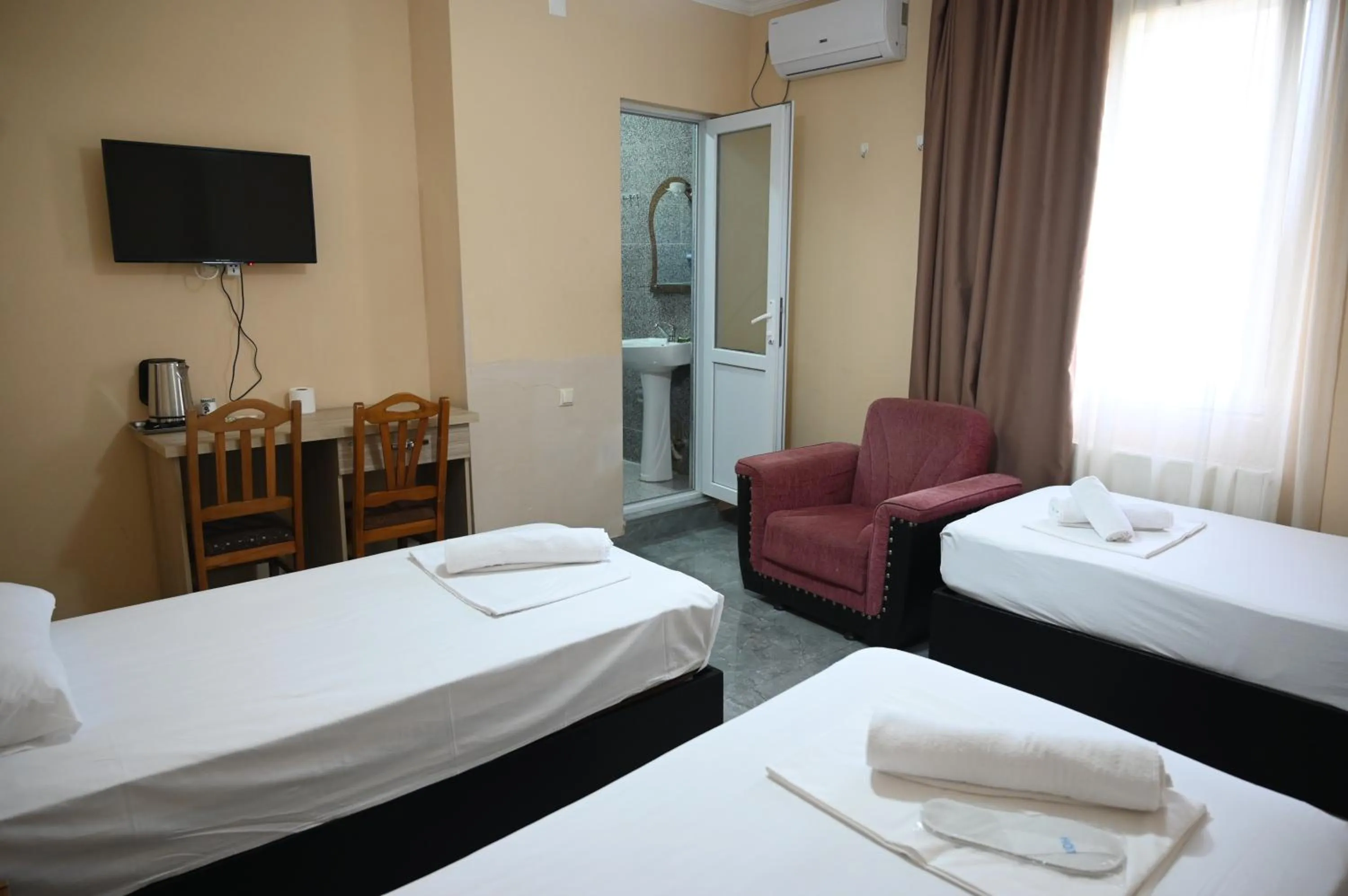 Bed in Hotel Golden House