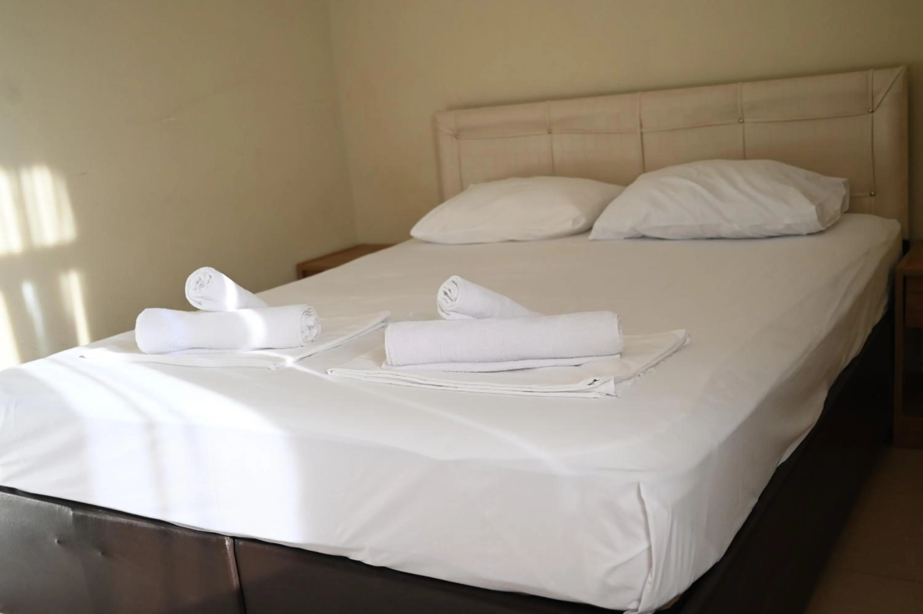 Bed in Hotel Golden House