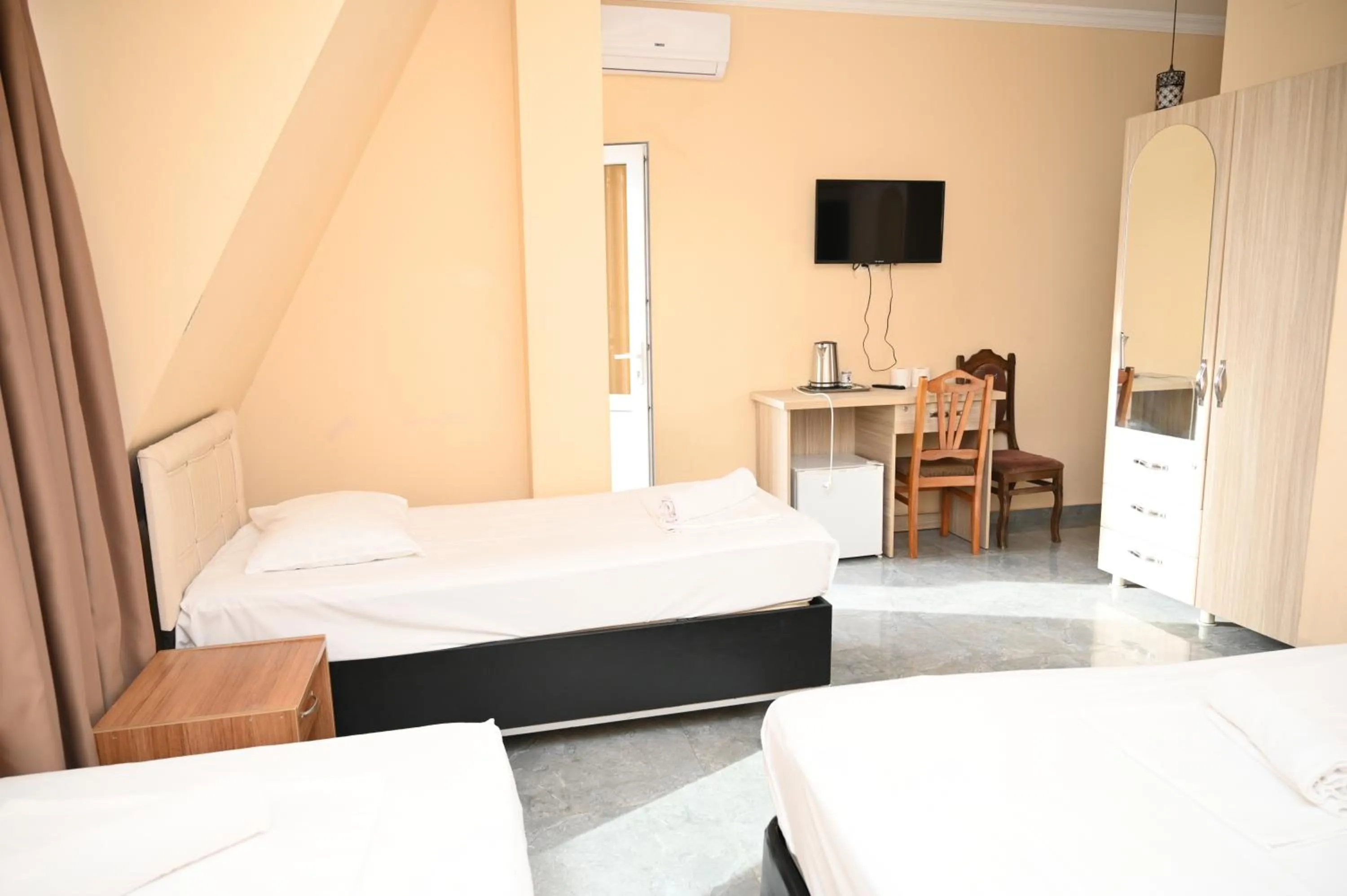 Bed in Hotel Golden House