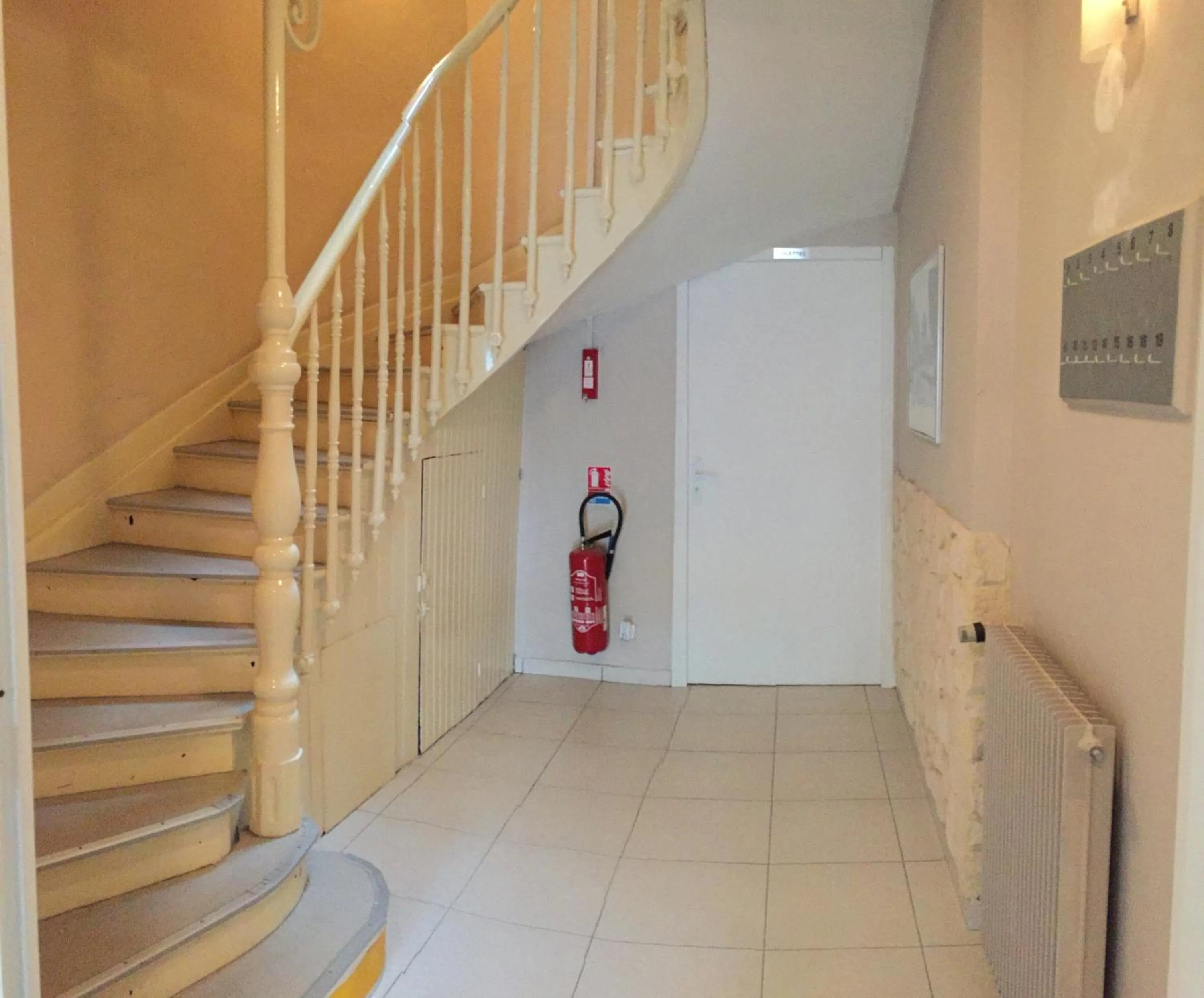 Property building in Hotel du Commerce