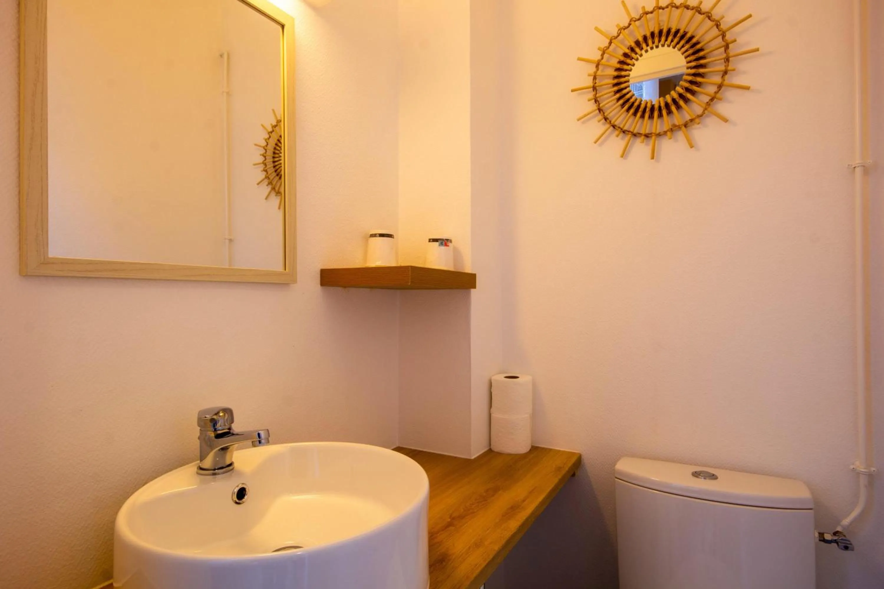 Toilet in Hotel du Commerce