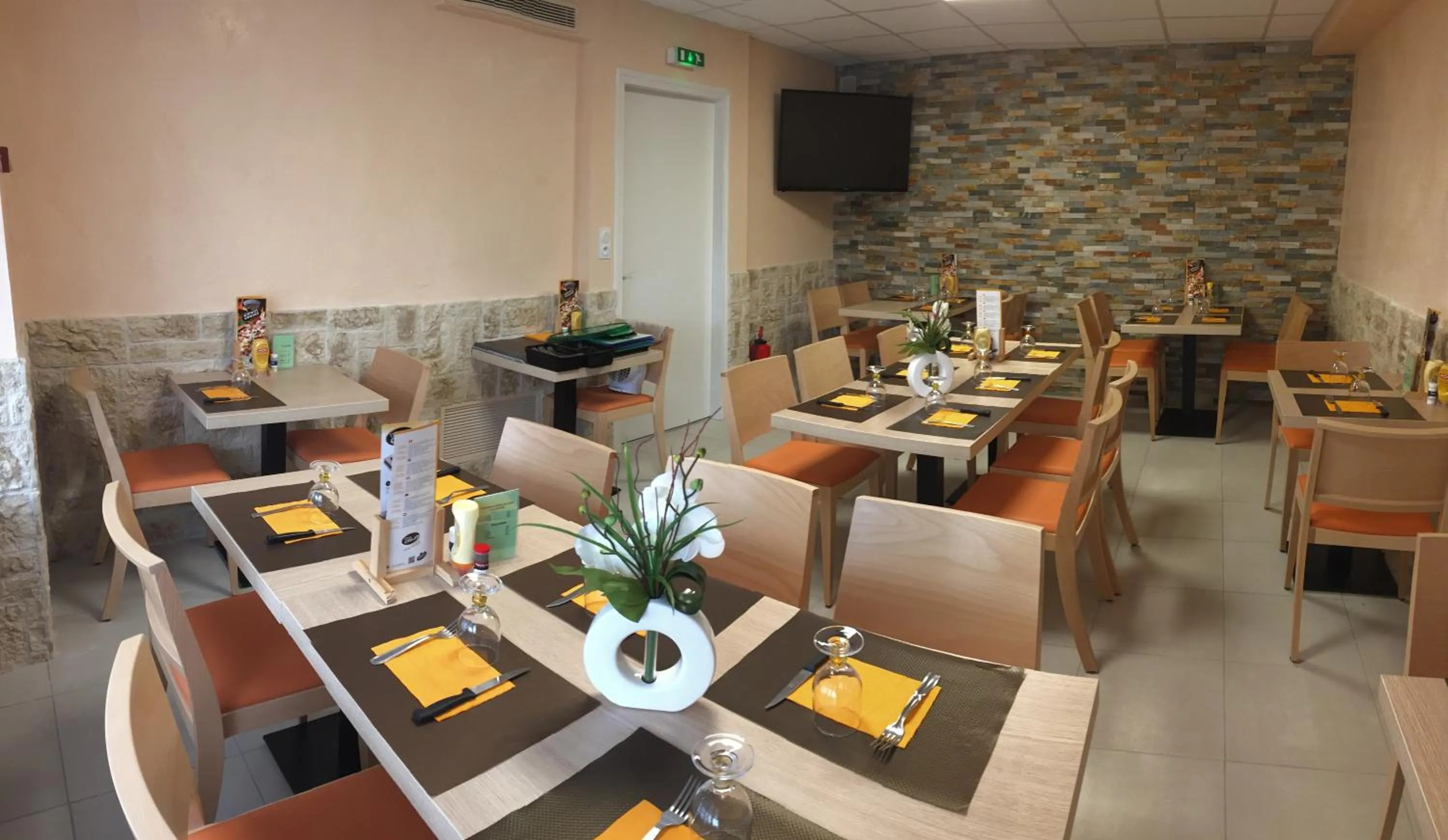 Restaurant/places to eat in Hotel du Commerce