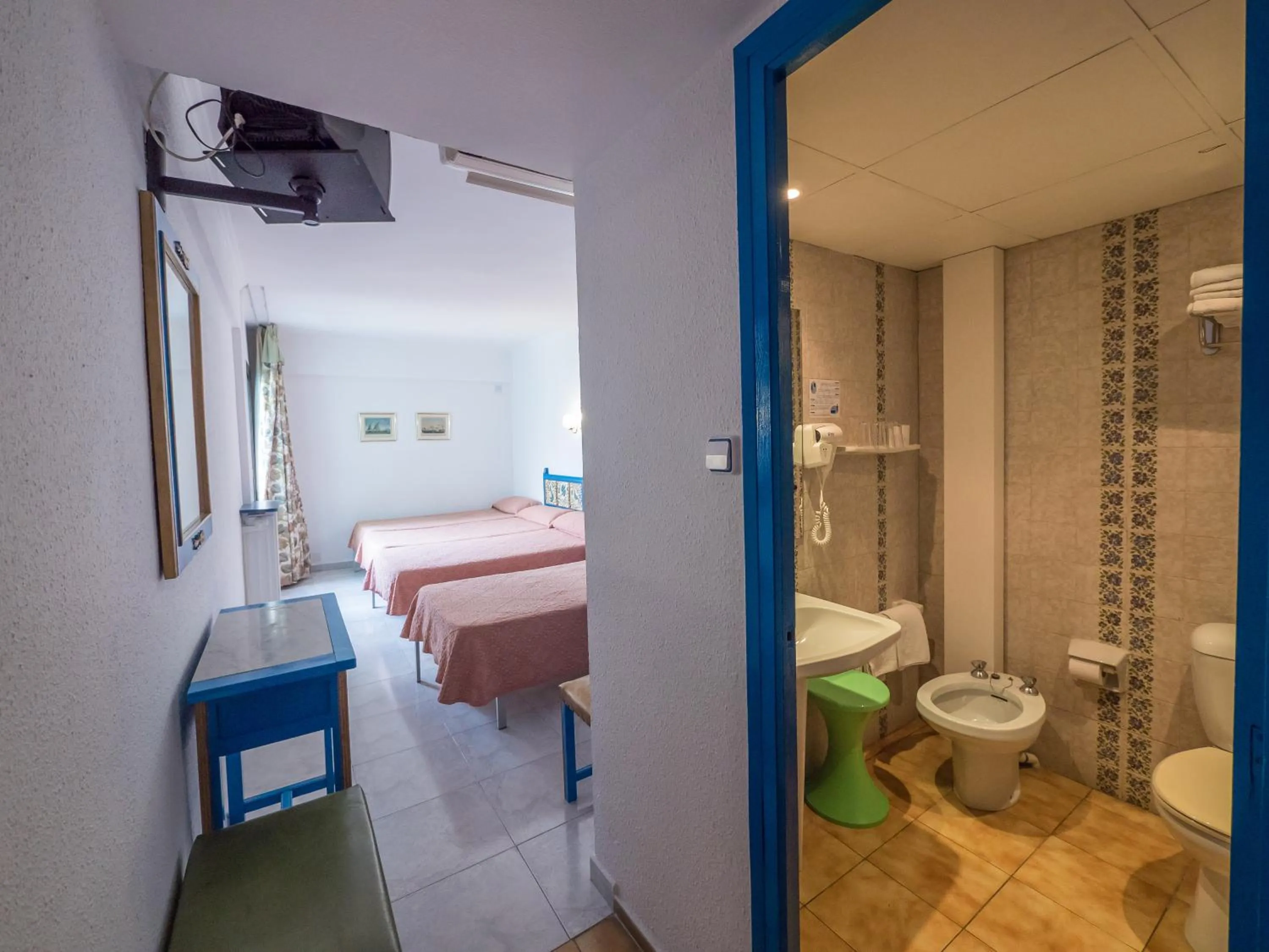 Photo of the whole room in Checkin Garbí