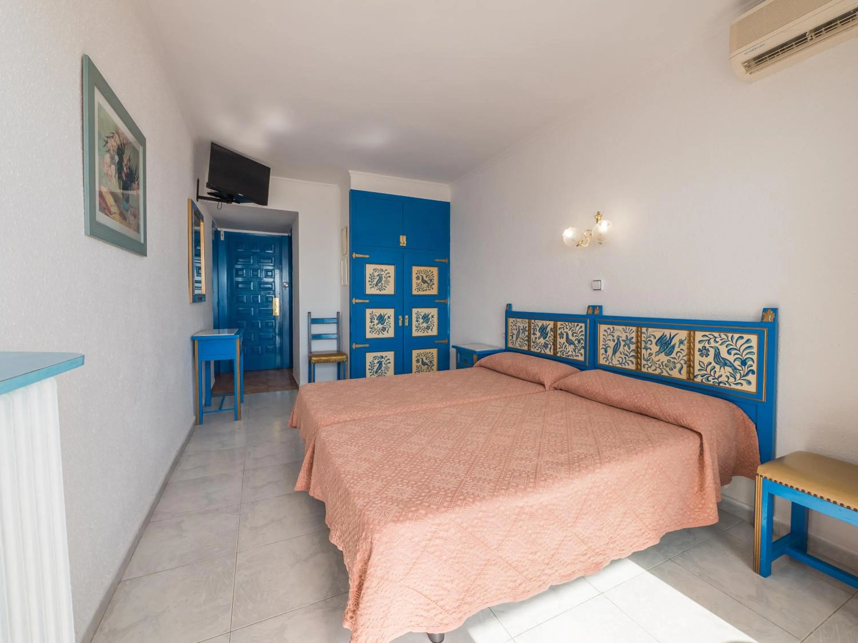 Standard Double or Twin Room with Sea View (2 Adults + 1 Child) in Checkin Garbí