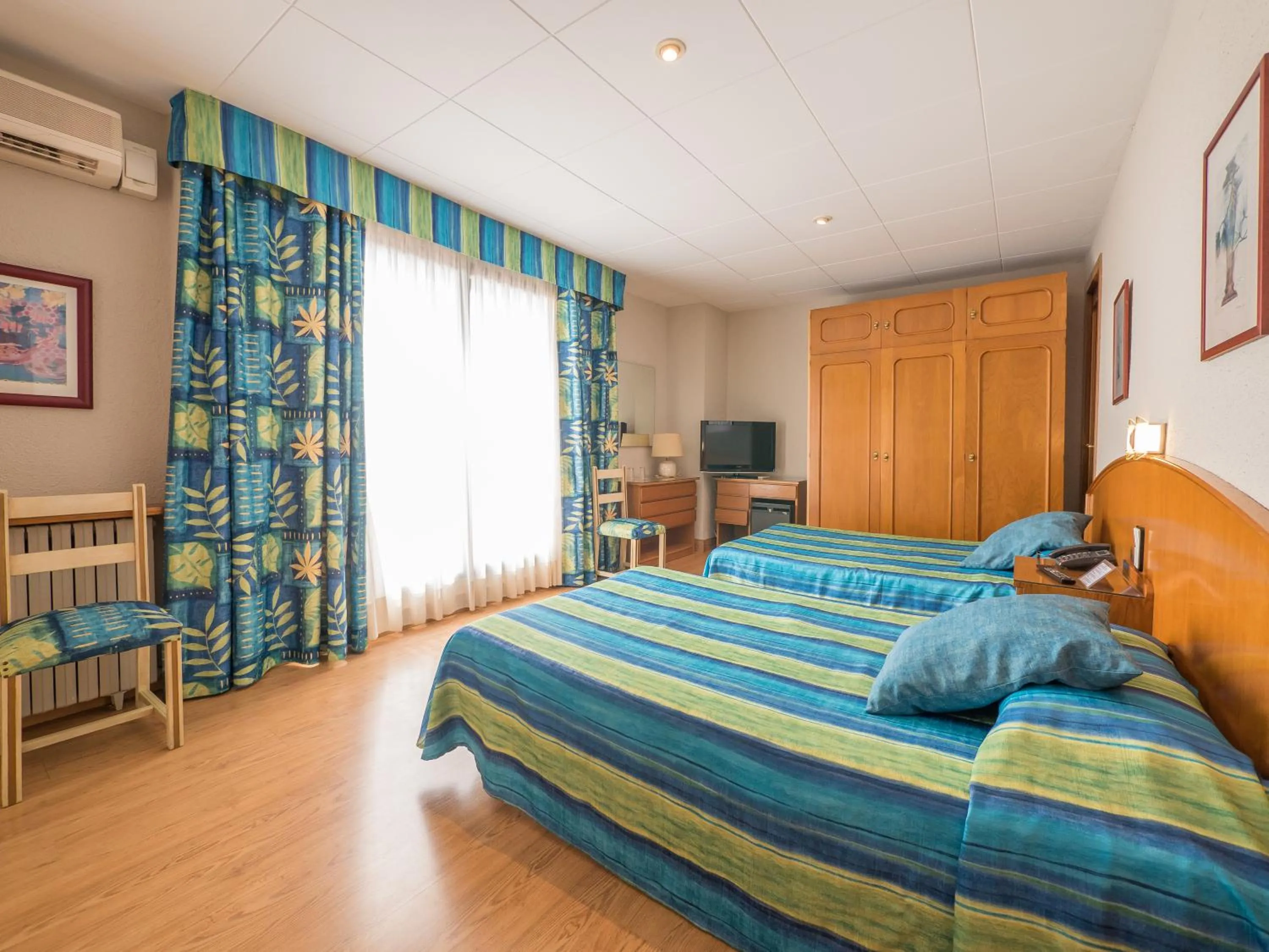 Photo of the whole room, Bed in Checkin Garbí