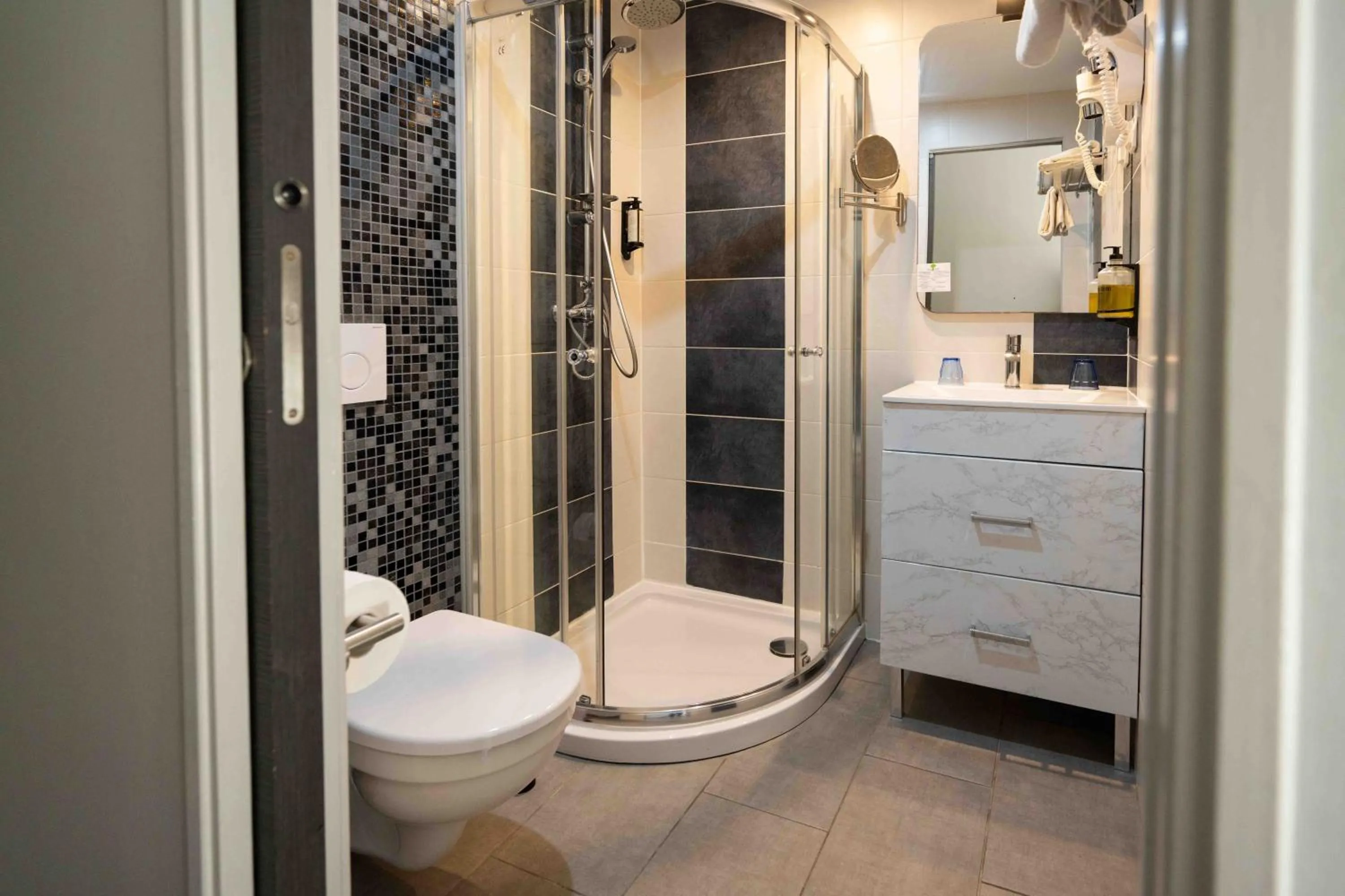 Bathroom in Hotel La Tuiliere