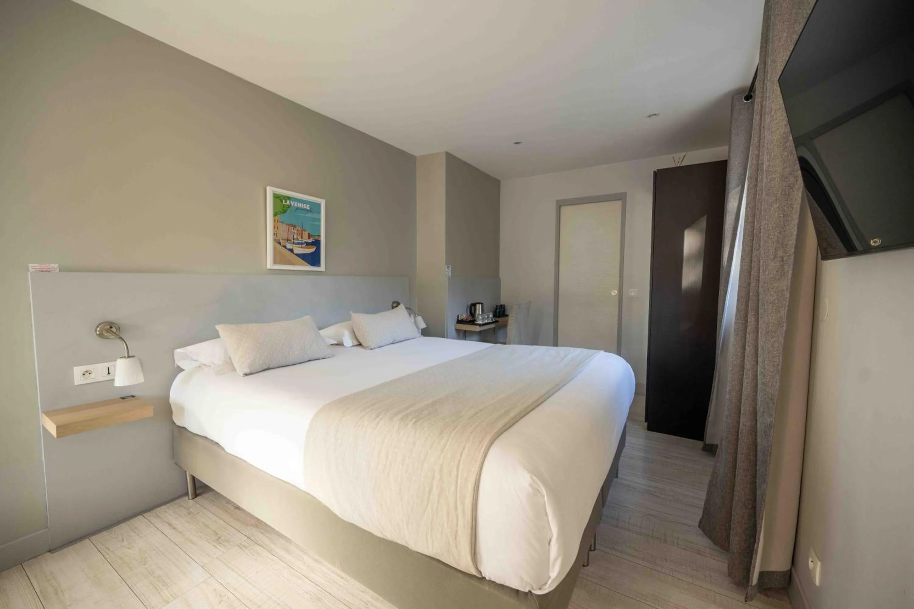 Photo of the whole room, Bed in Hotel La Tuiliere