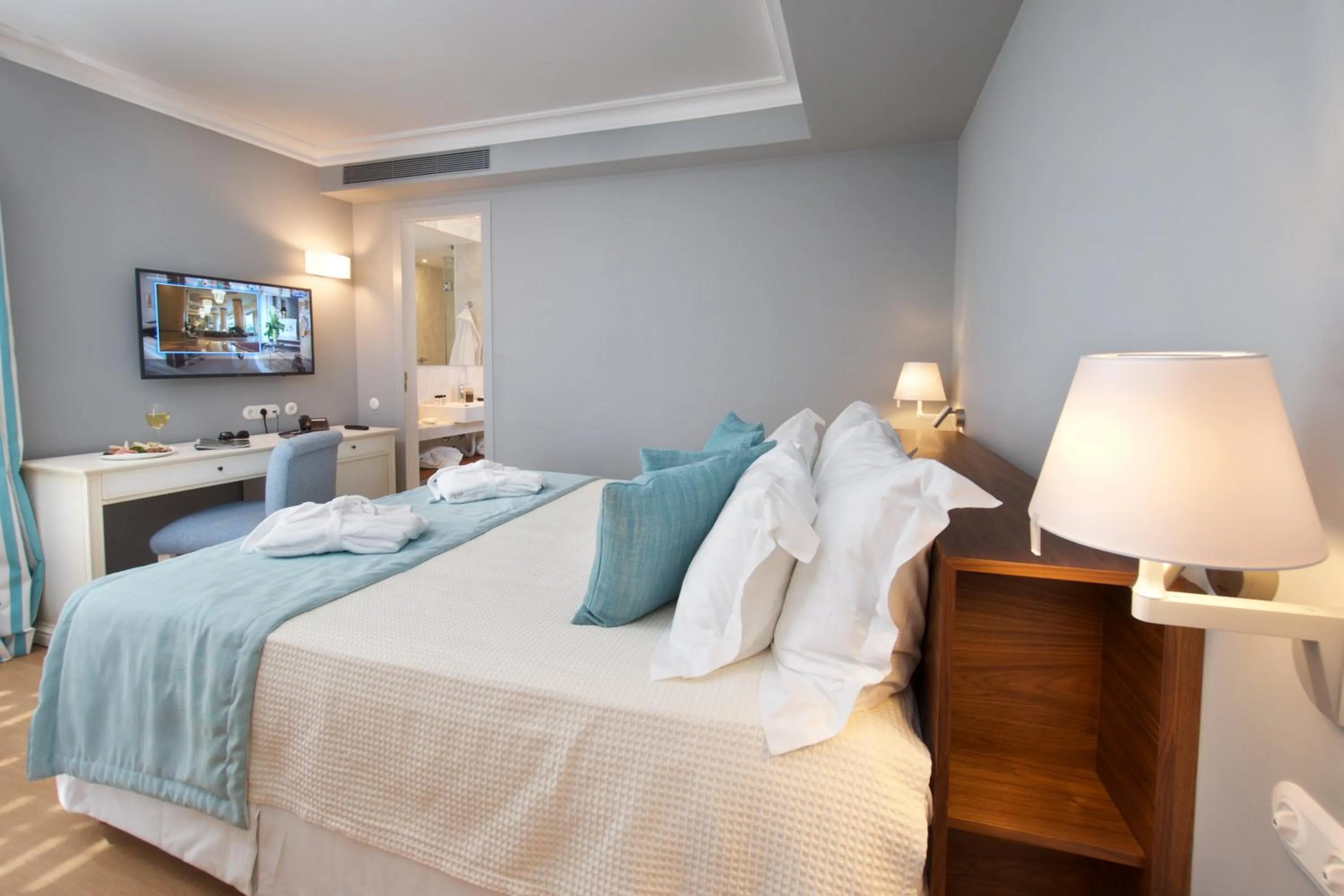 Photo of the whole room, Bed in Aenos Hotel