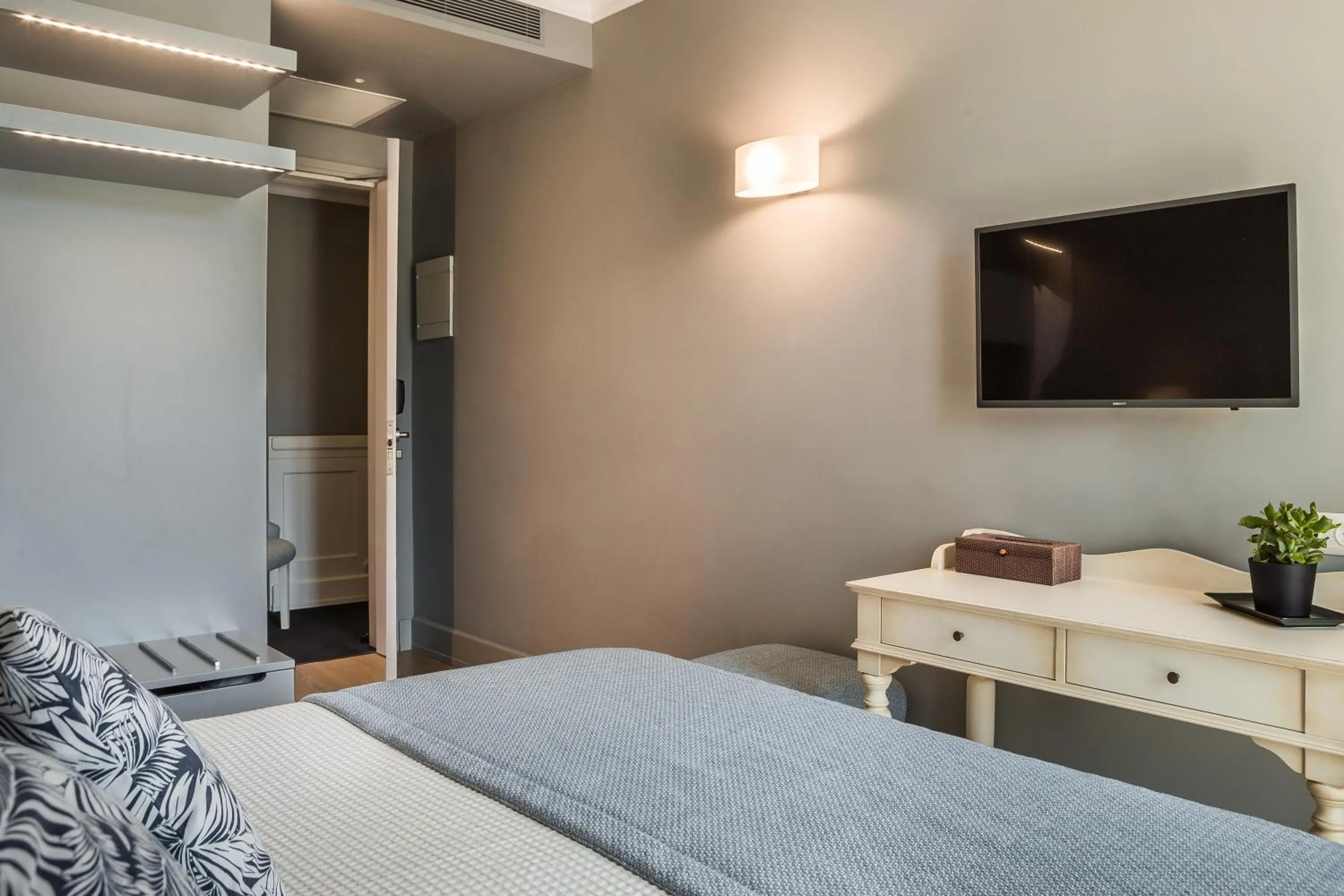 Photo of the whole room, Bed in Aenos Hotel