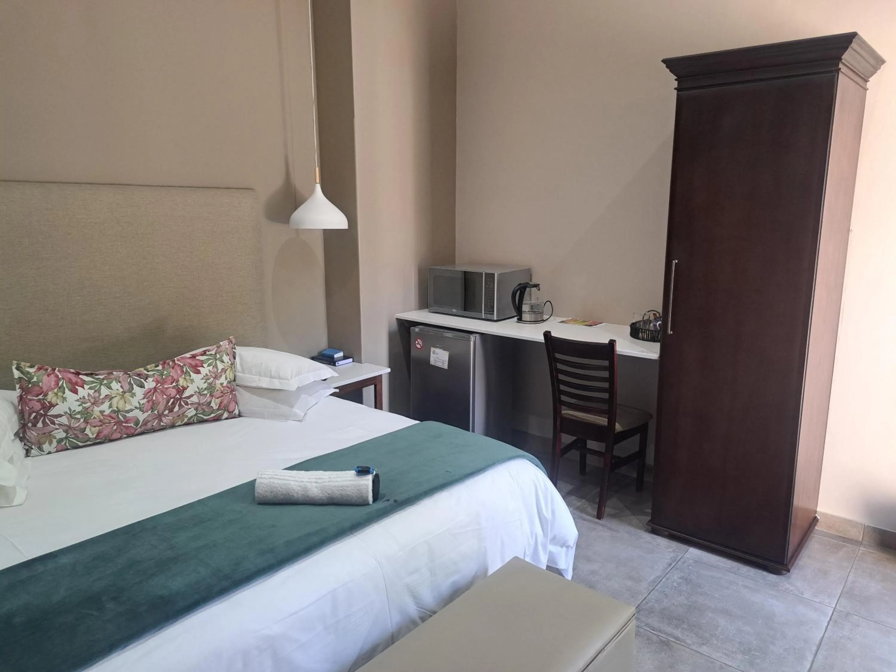 Kitchen or kitchenette, Bed in Abella Bed and Breakfast