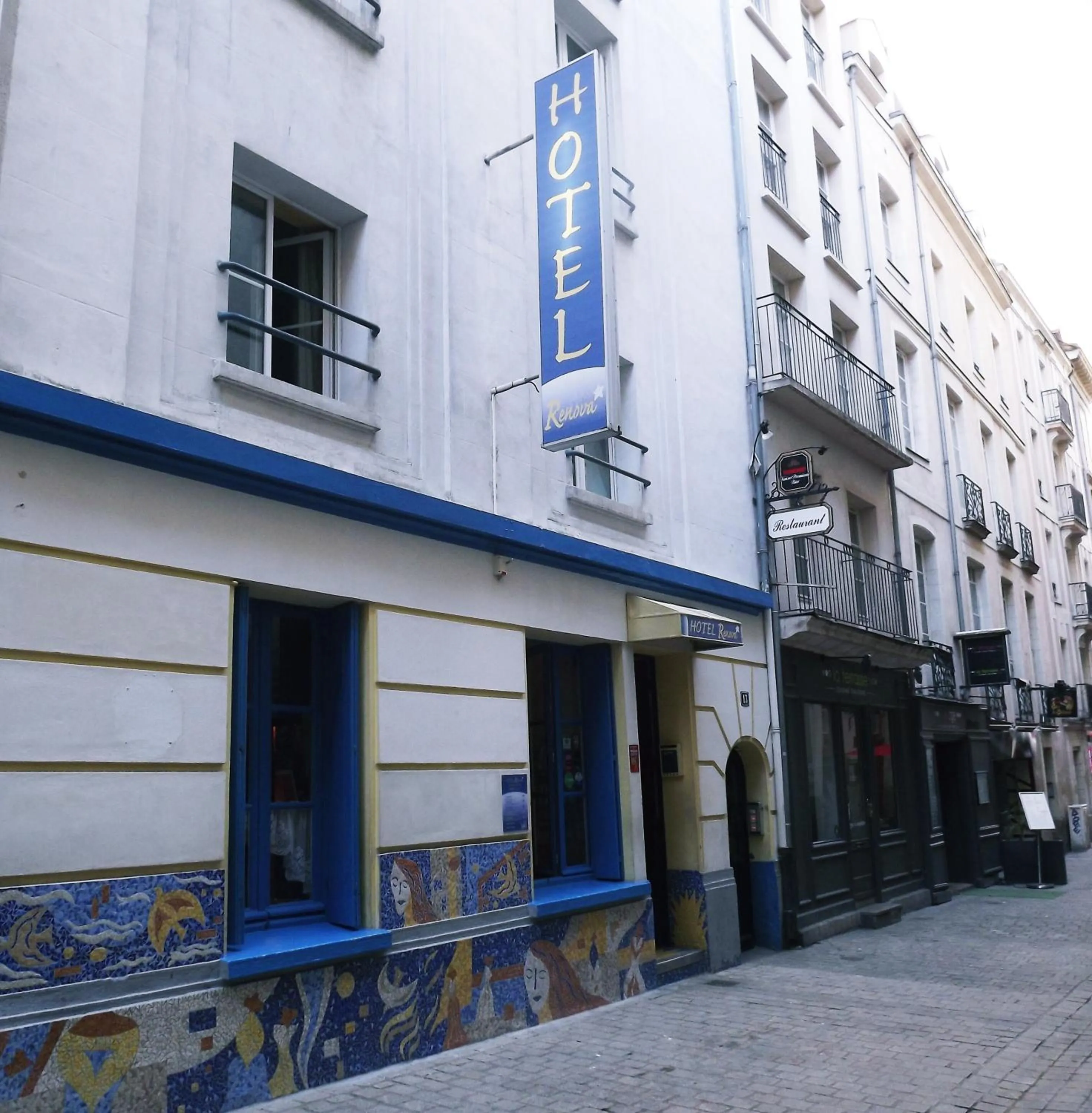 Facade/entrance in Hôtel Renova