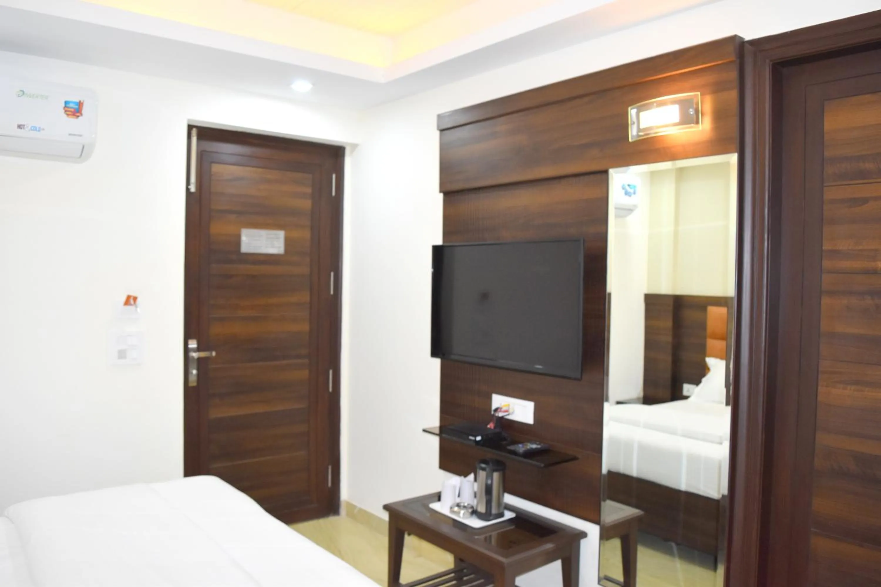 Photo of the whole room, Bed in Hotel Tara Palace Redfort