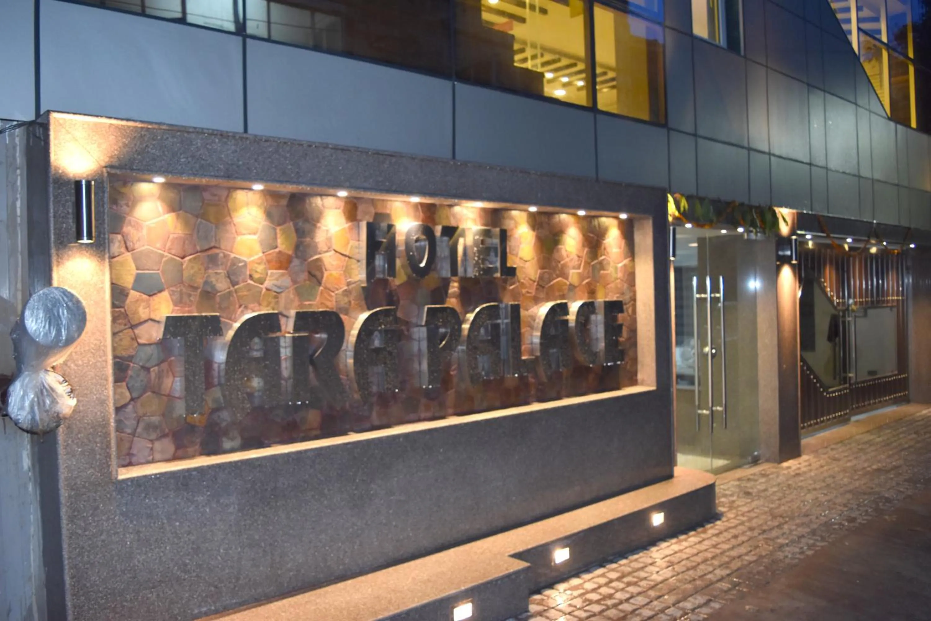 Facade/entrance in Hotel Tara Palace Redfort
