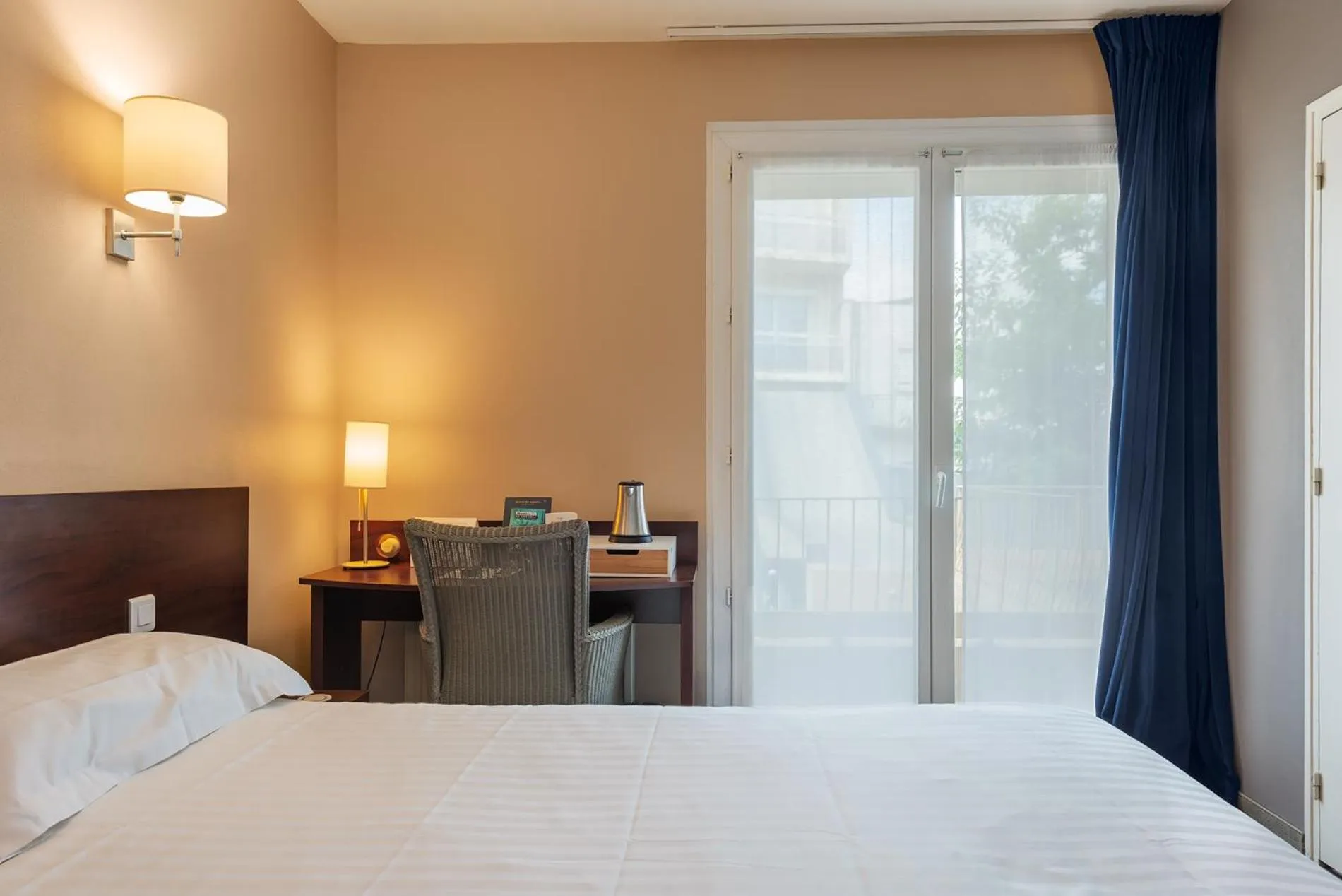 Coffee/tea facilities, Bed in Park Hôtel & Appartements