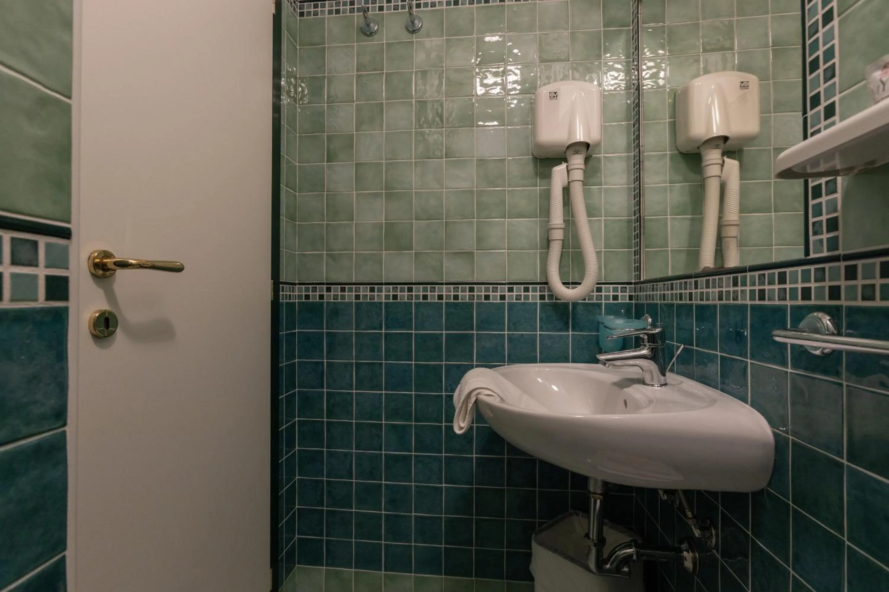 Shower in Hotel River fronte mare con piscina