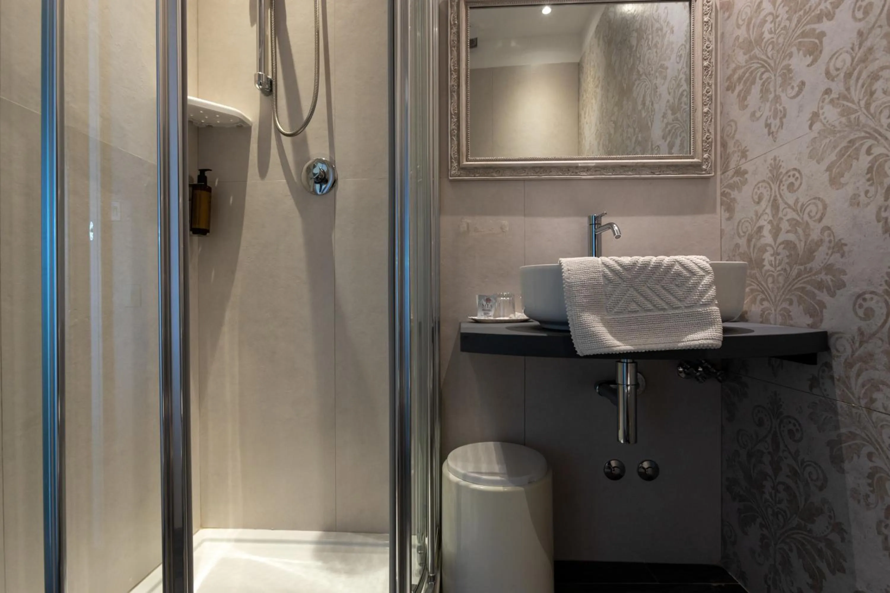 Shower in Hotel River fronte mare con piscina