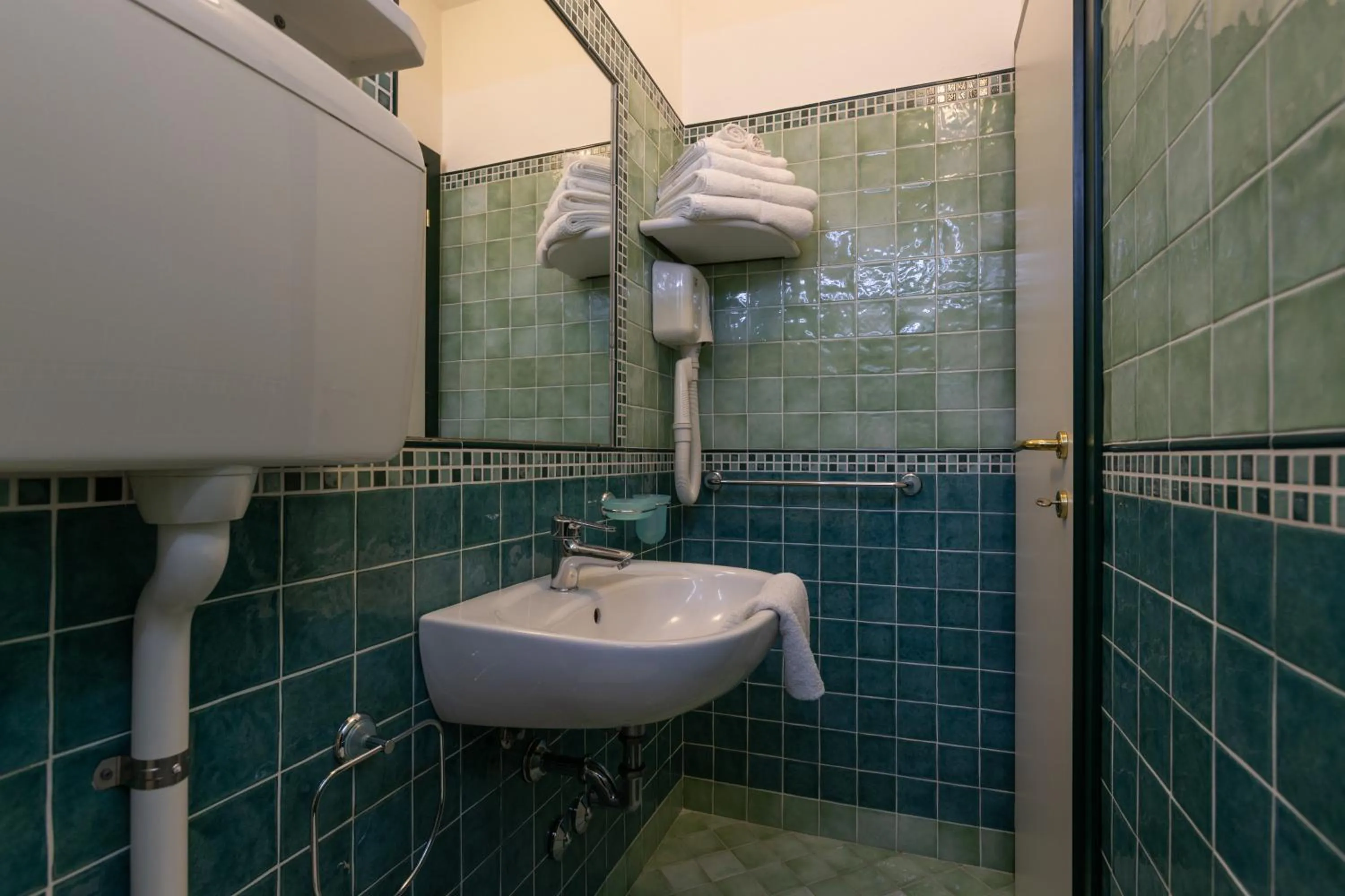 Shower in Hotel River fronte mare con piscina