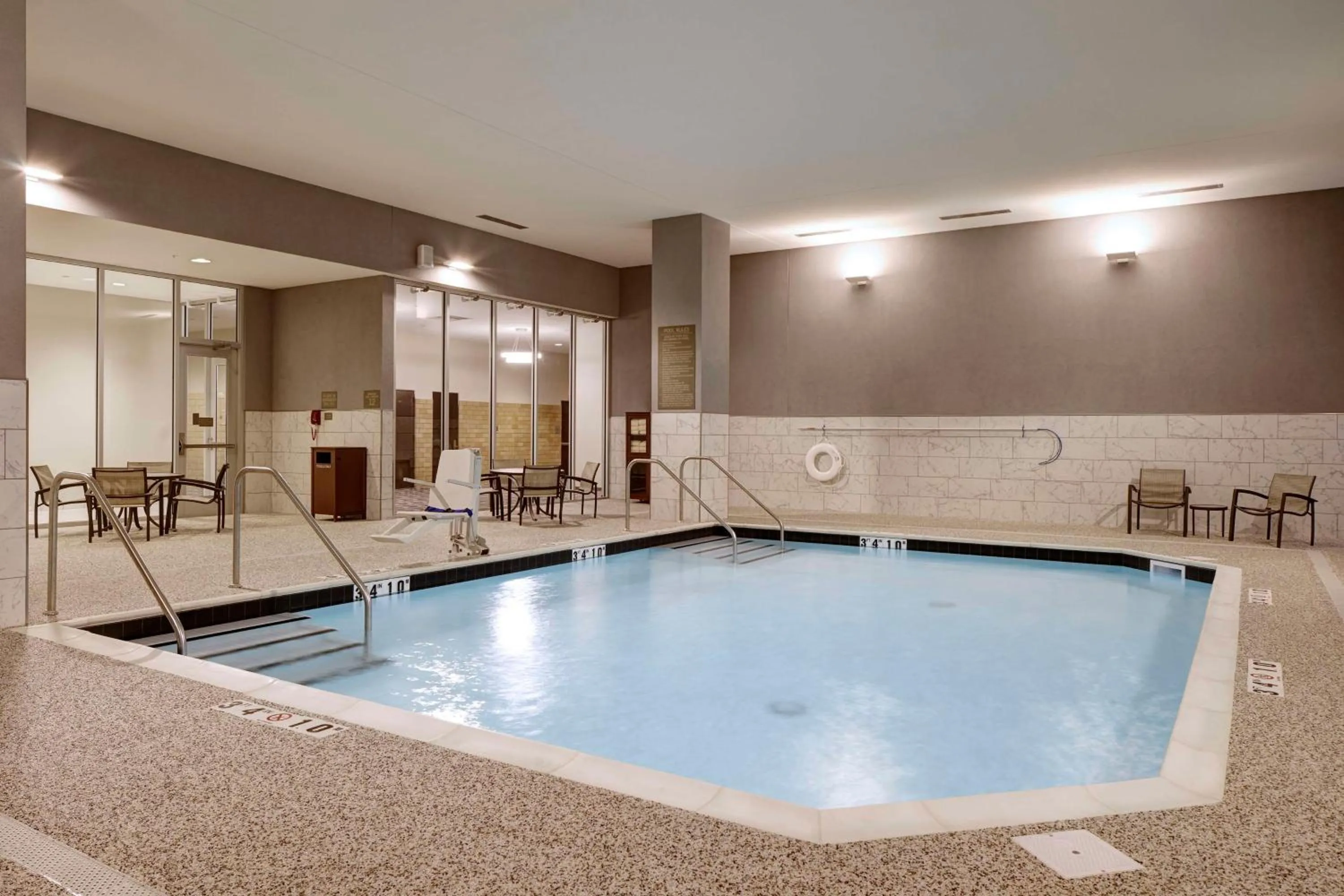 Swimming pool in Hyatt Place St. Paul
