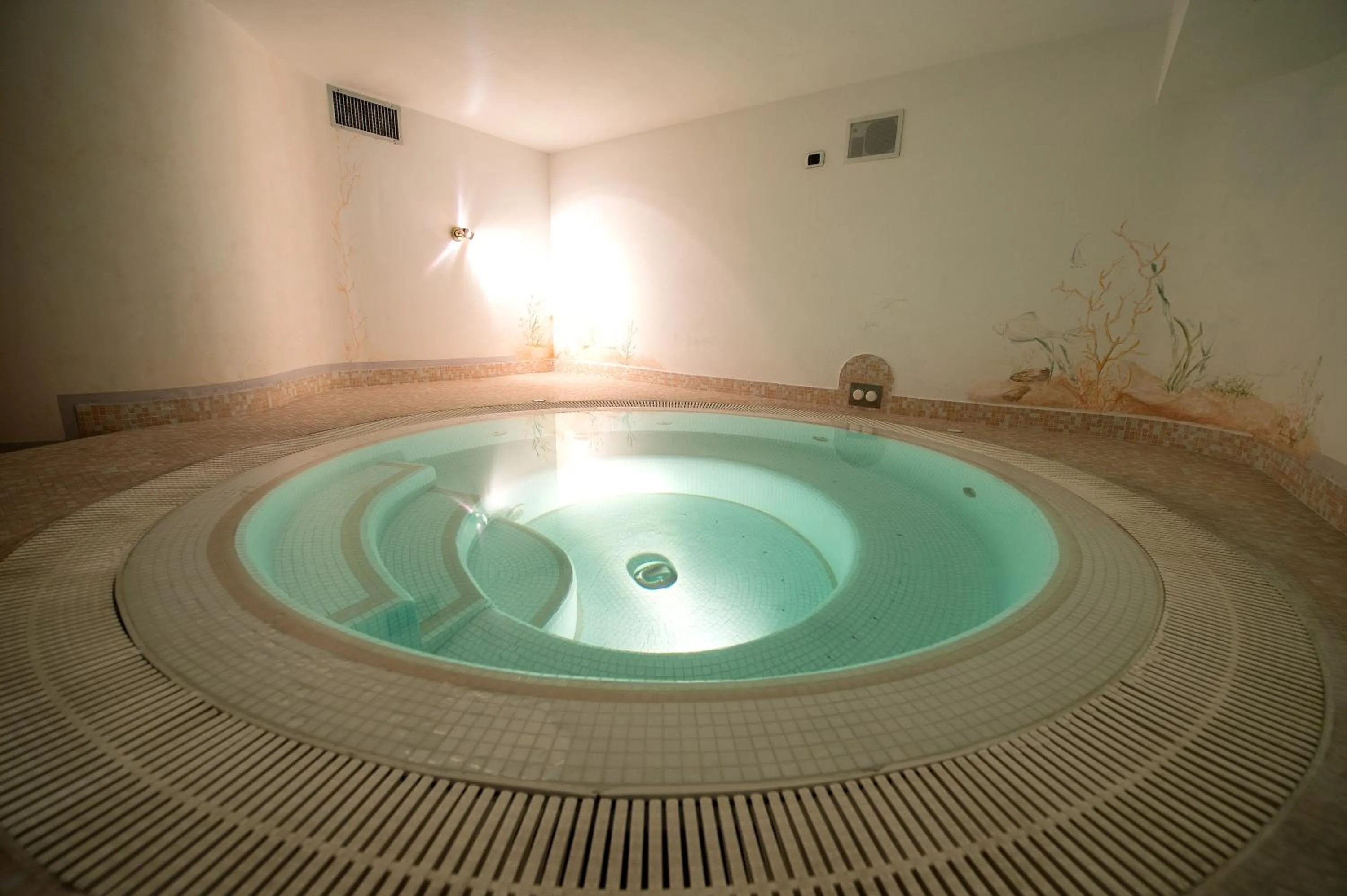 Hot Tub in Residence Alesi