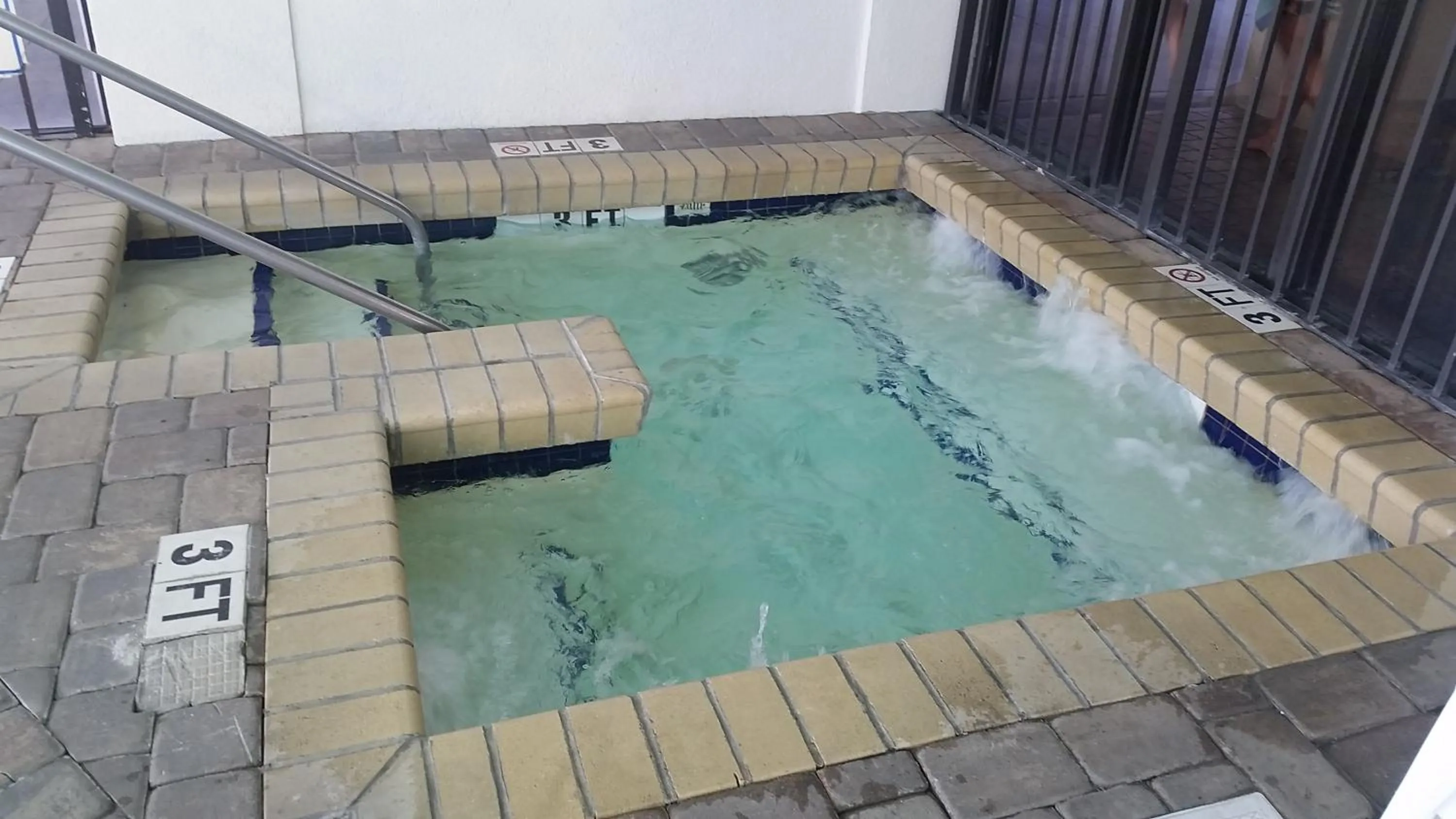 Hot Tub in Windsurfer Hotel