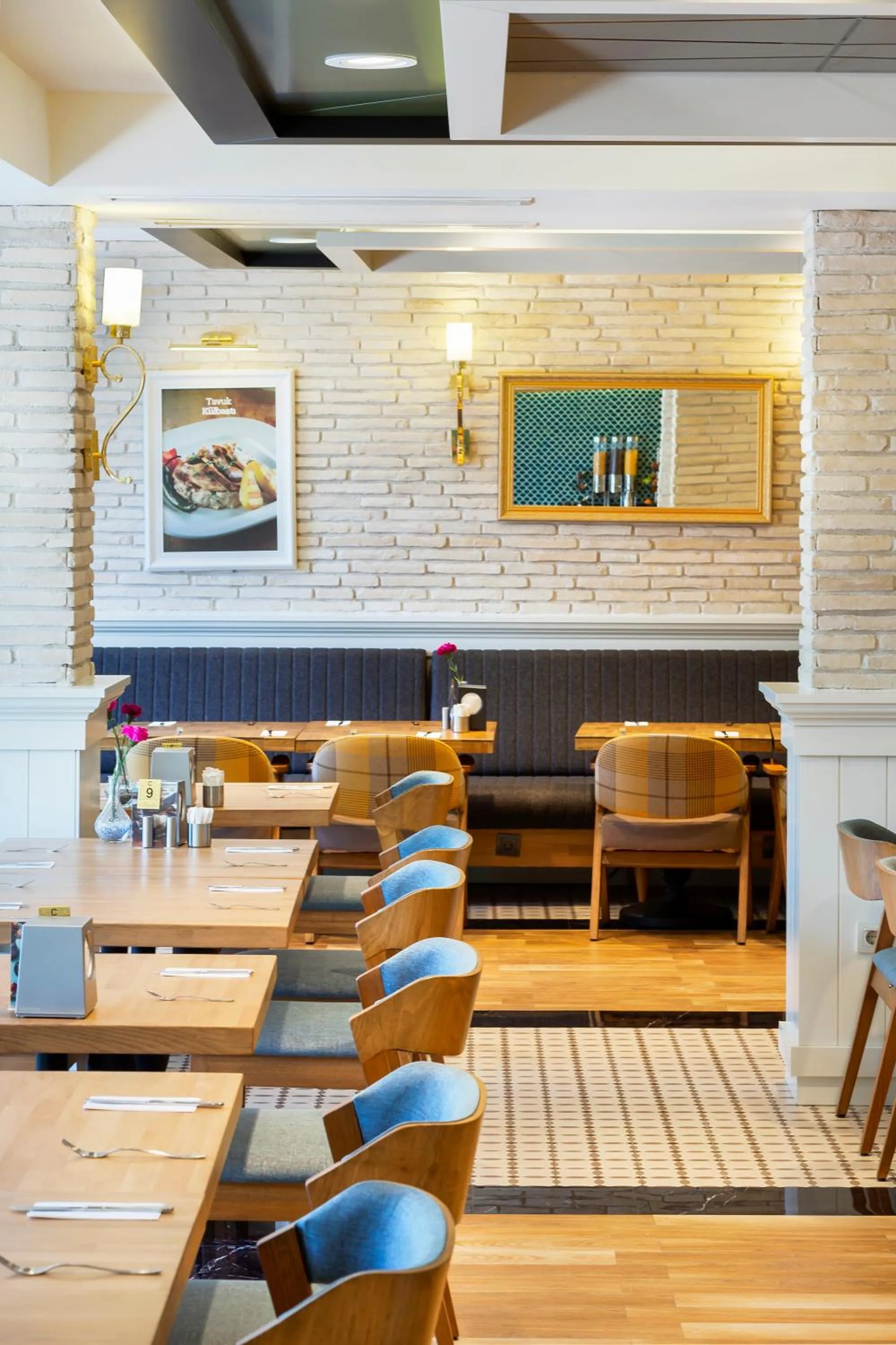 Restaurant/places to eat in Artur Hotel